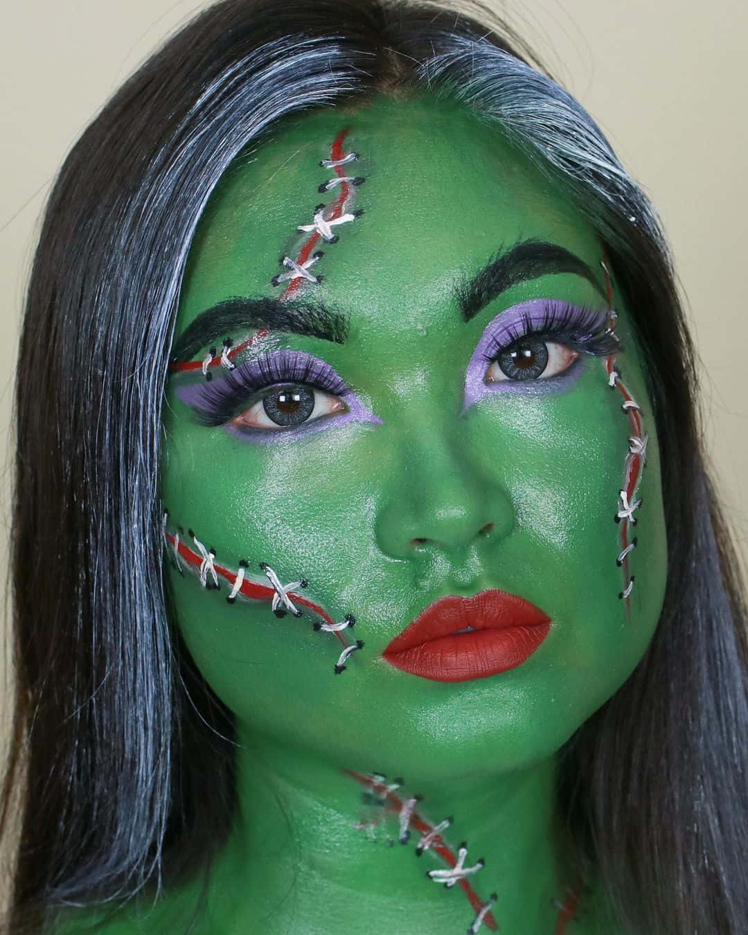 彩妝 桌布 壁紙 — 一個臉上塗有綠色顏料和紅白縫線，類似科學怪人妝容的人。