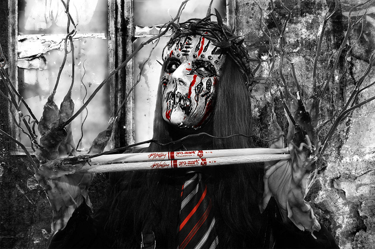 Joey Jordison 桌布 壁紙 — 一個臉上塗著怪異白色和紅色顏料、戴著荊棘冠冕的人，在腐朽的窗框中握著鼓棒。