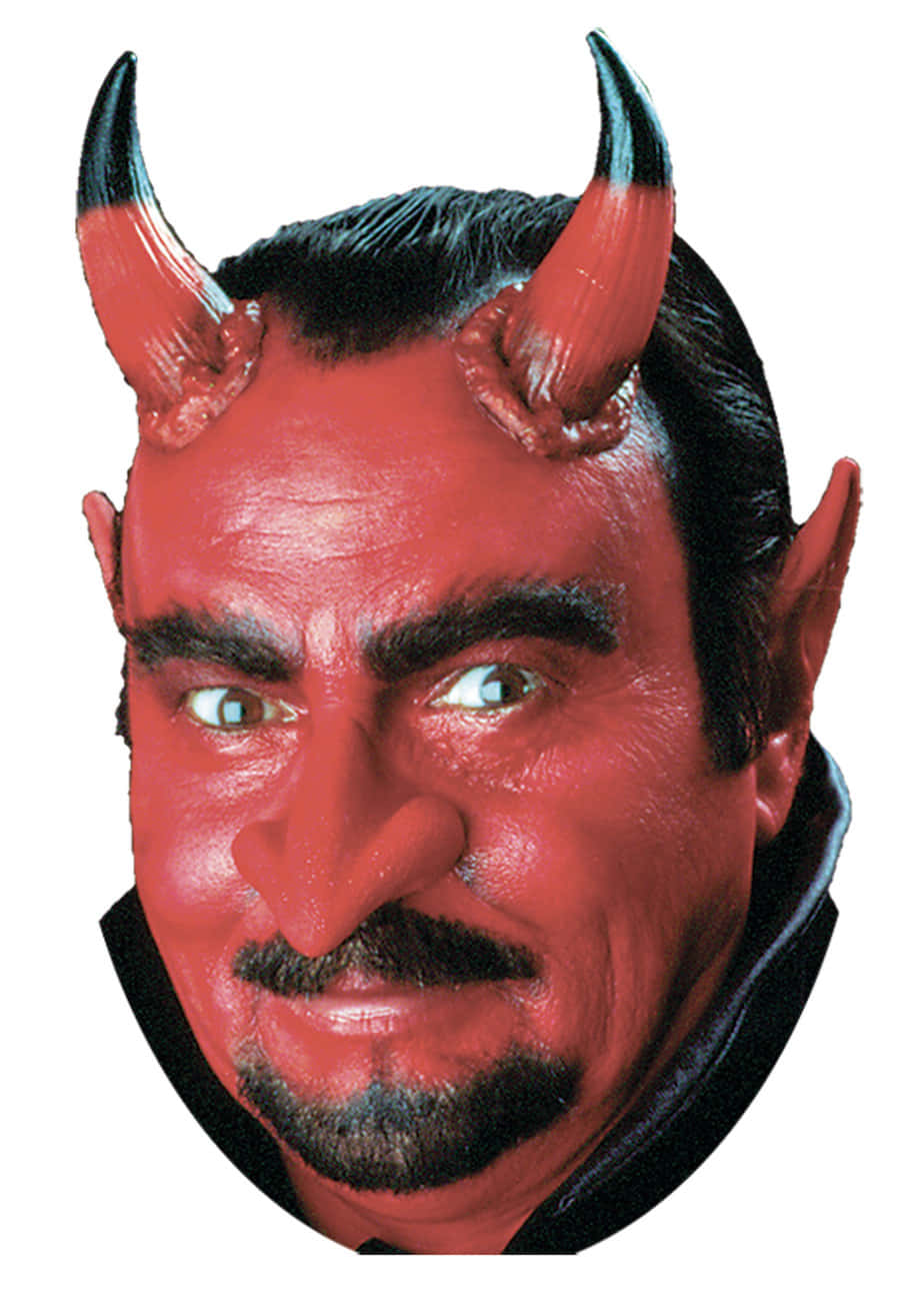 Devil Horns 桌布 壁紙 — 一個臉上塗著紅色顏料、有黑色角和尖耳朵的男人，穿著魔鬼服裝，露出頑皮的笑容。