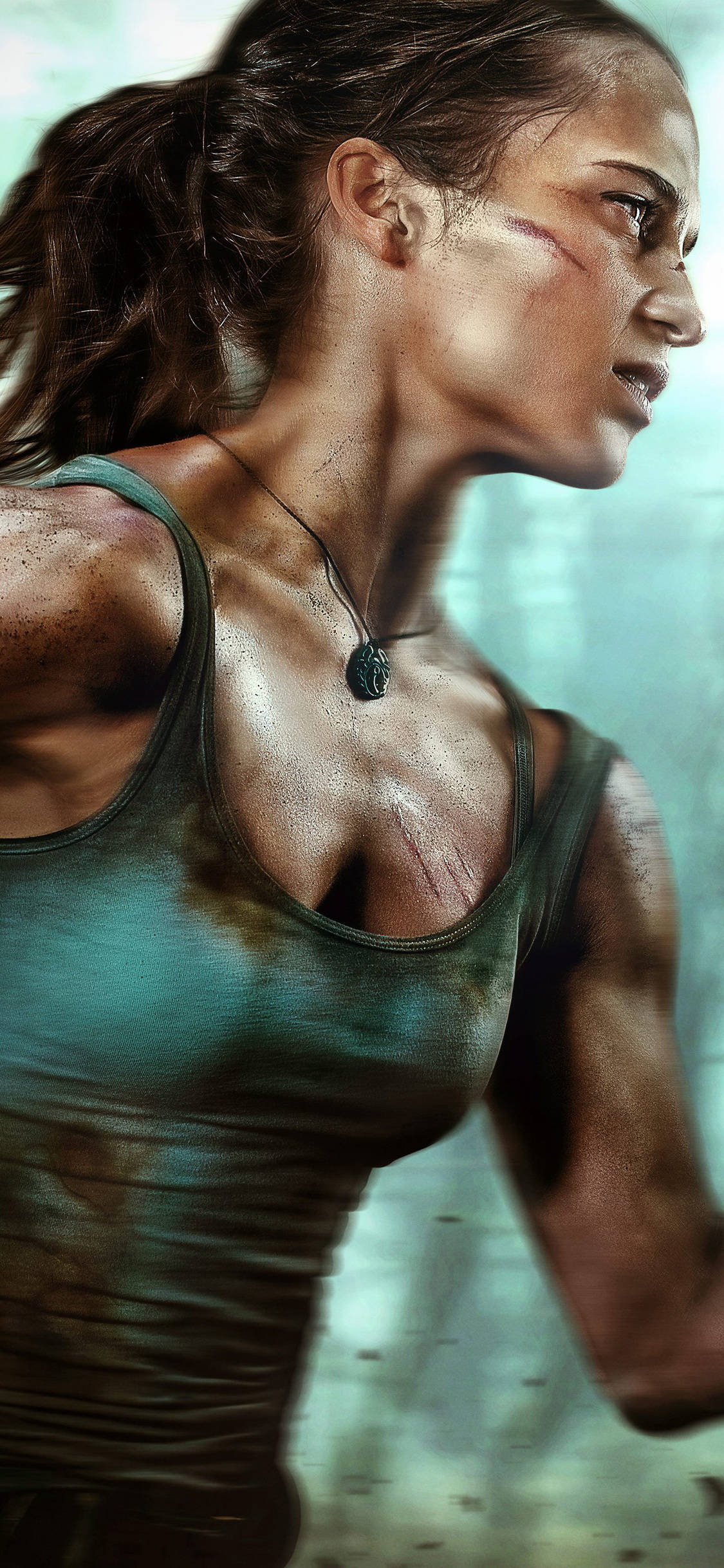 tomb raider iPhone 桌布 壁紙 — 一個臉上帶有疤痕、穿著骯髒背心的堅定女人，在霧氣瀰漫的叢林環境中奔跑。