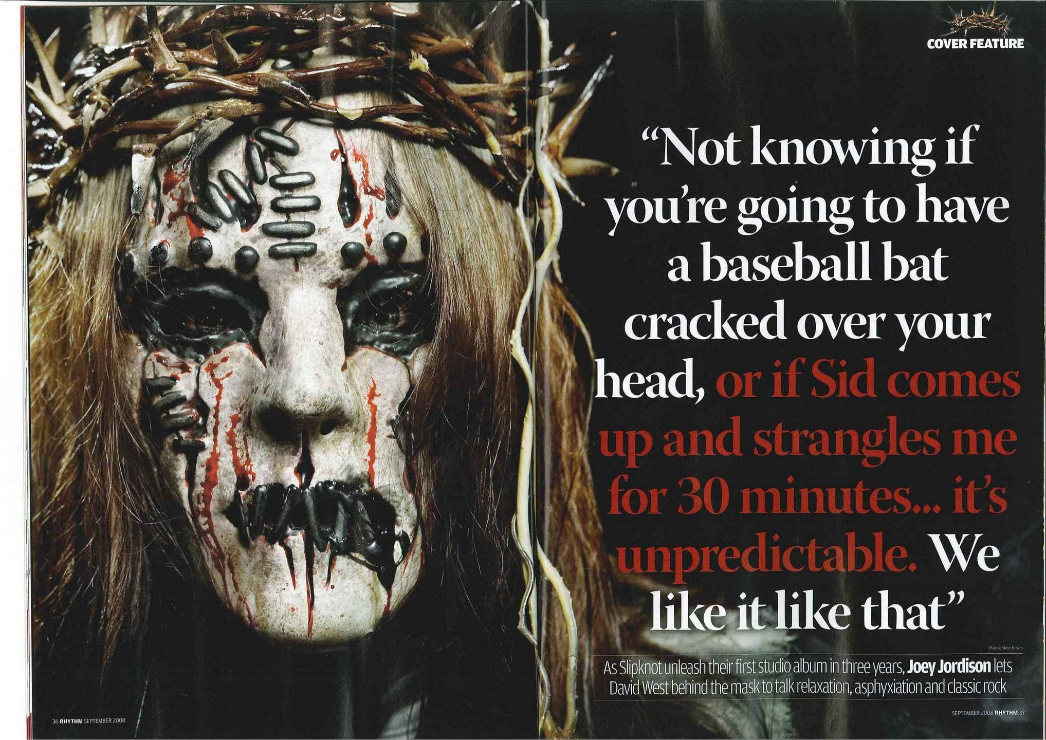 Joey Jordison 桌布 壁紙 — 一個臉部塗成白色、帶有黑色縫線和紅色血狀條紋的怪異人物，戴著荊棘冠冕。