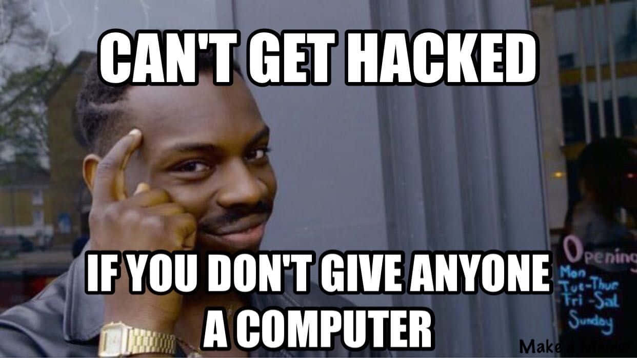 Cybersecurity Memes 桌布 壁紙 — 一個自信姿勢的男人，帶有文字疊加聲稱如果你不給任何人電腦，你就不會被駭客入侵。