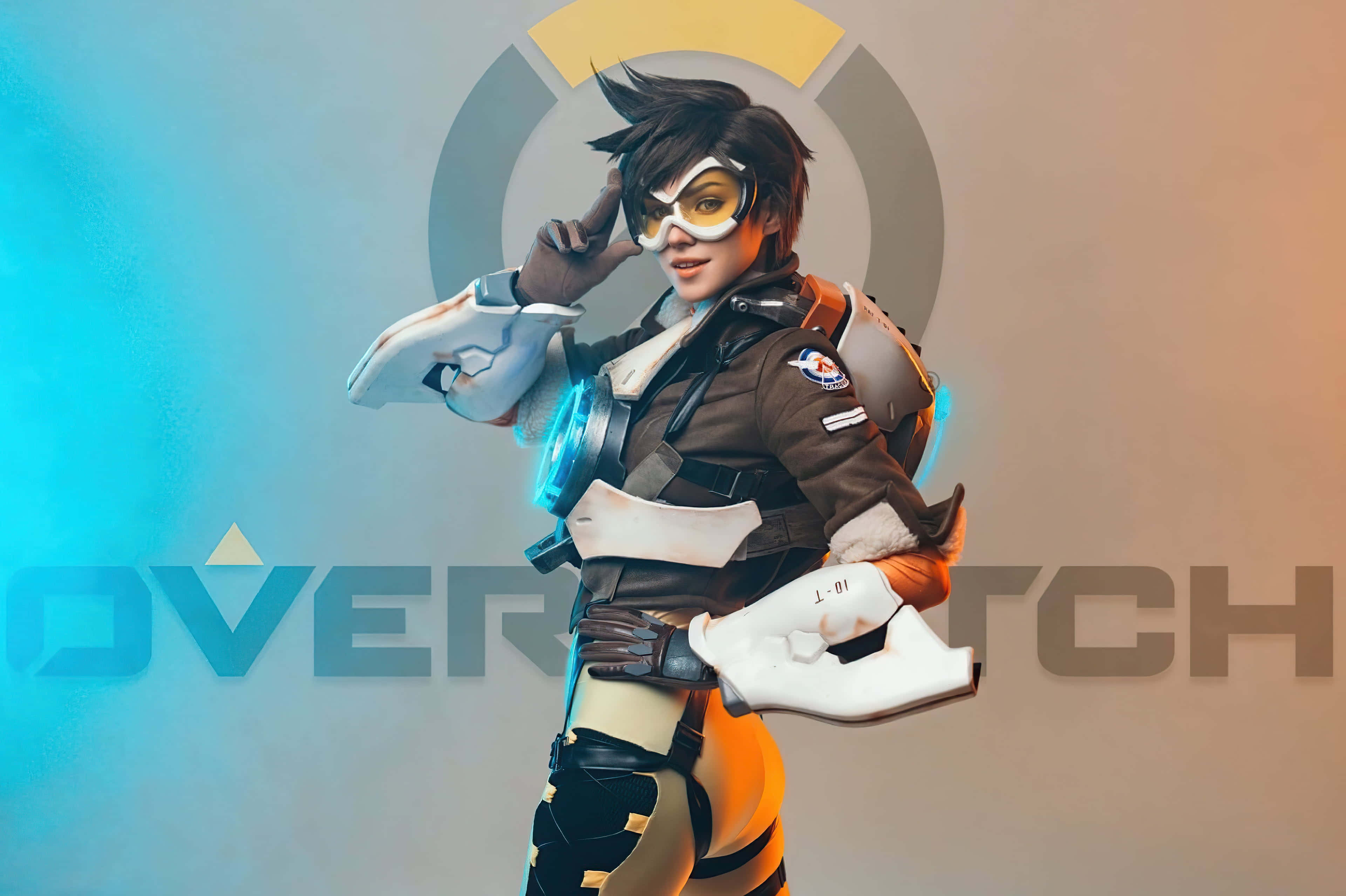 Gaming Cosplay 桌布 壁紙 — 一個自信的Overwatch角色，身穿棕色和橙色裝備，在漸變背景和標誌前擺出姿勢，手持發光藍色武器。