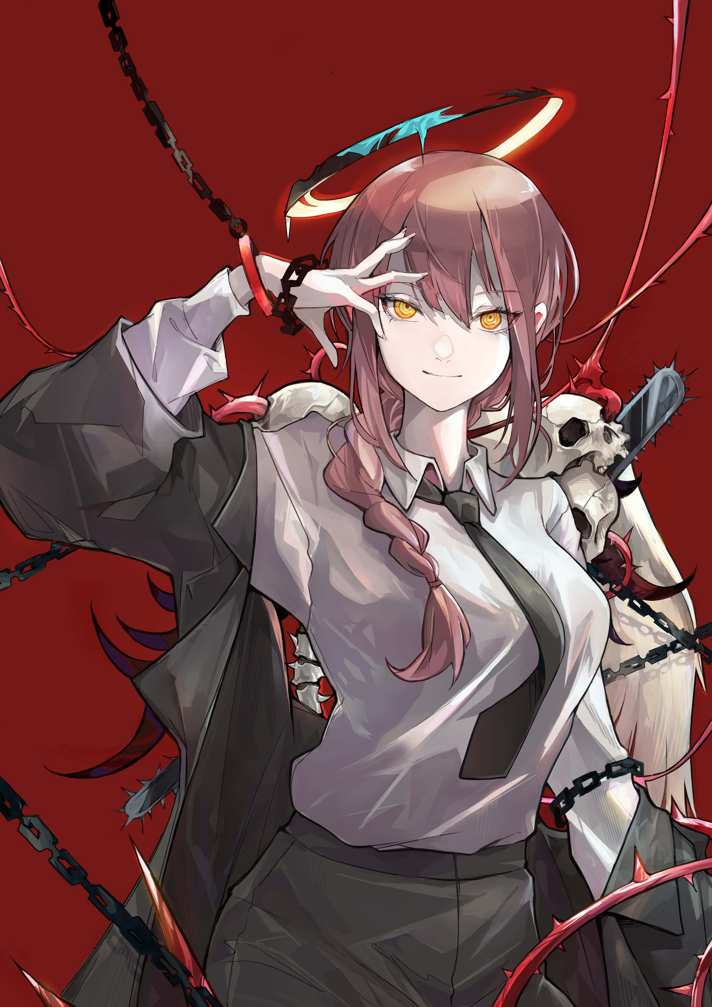 Makima Chainsaw Man 桌布 壁紙 — 一個自信的動漫女孩，粉紅色頭髮和發光的黃色眼睛，在血紅色的背景下揮舞著電鋸頭骨。