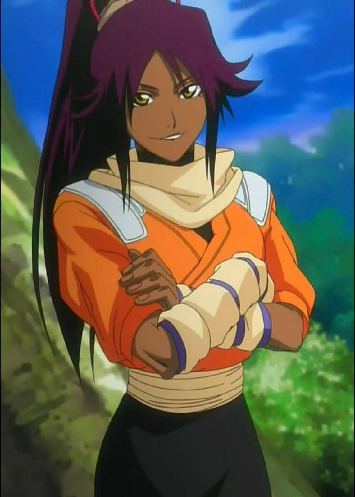 Yoruichi 桌布 壁紙 — 一個自信的動漫女孩，紫色頭髮，橙色上衣，在茂密的綠色森林中，藍天白雲下，交叉雙臂站立。