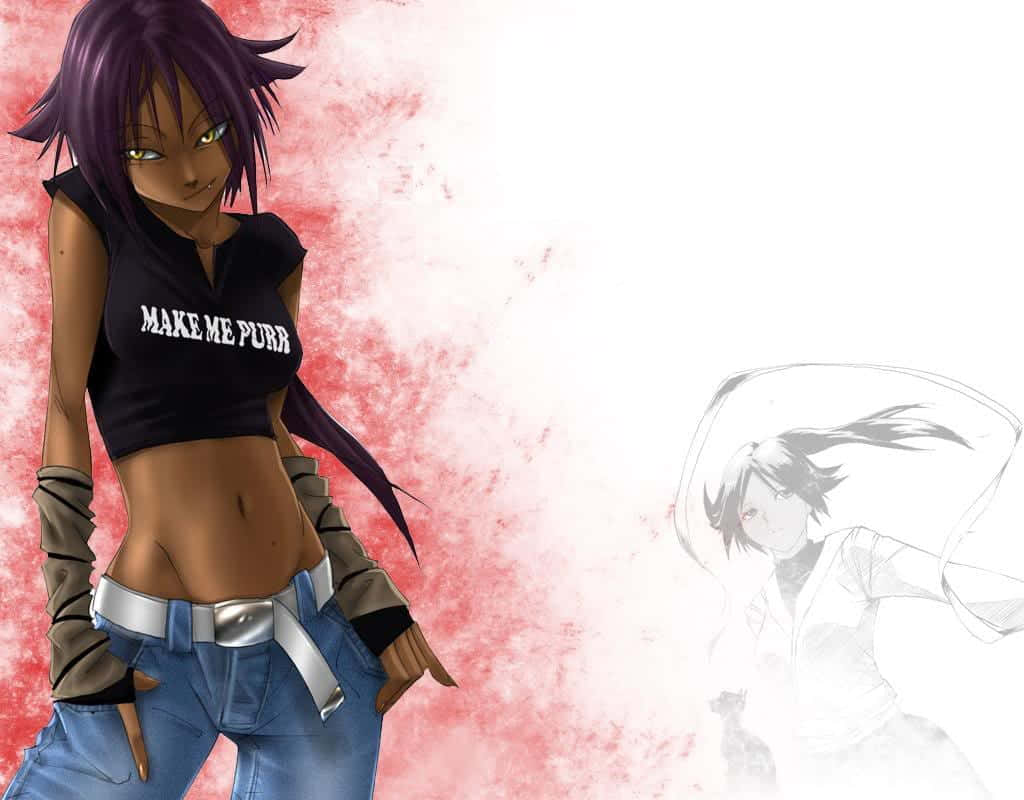 Yoruichi Shihoin 桌布 壁紙 — 一個自信的動漫女孩，紫色頭髮和黃色眼睛，穿著露臍上衣和牛仔褲，背景是紅色紋理背景，上面有另一個角色的褪色素描。