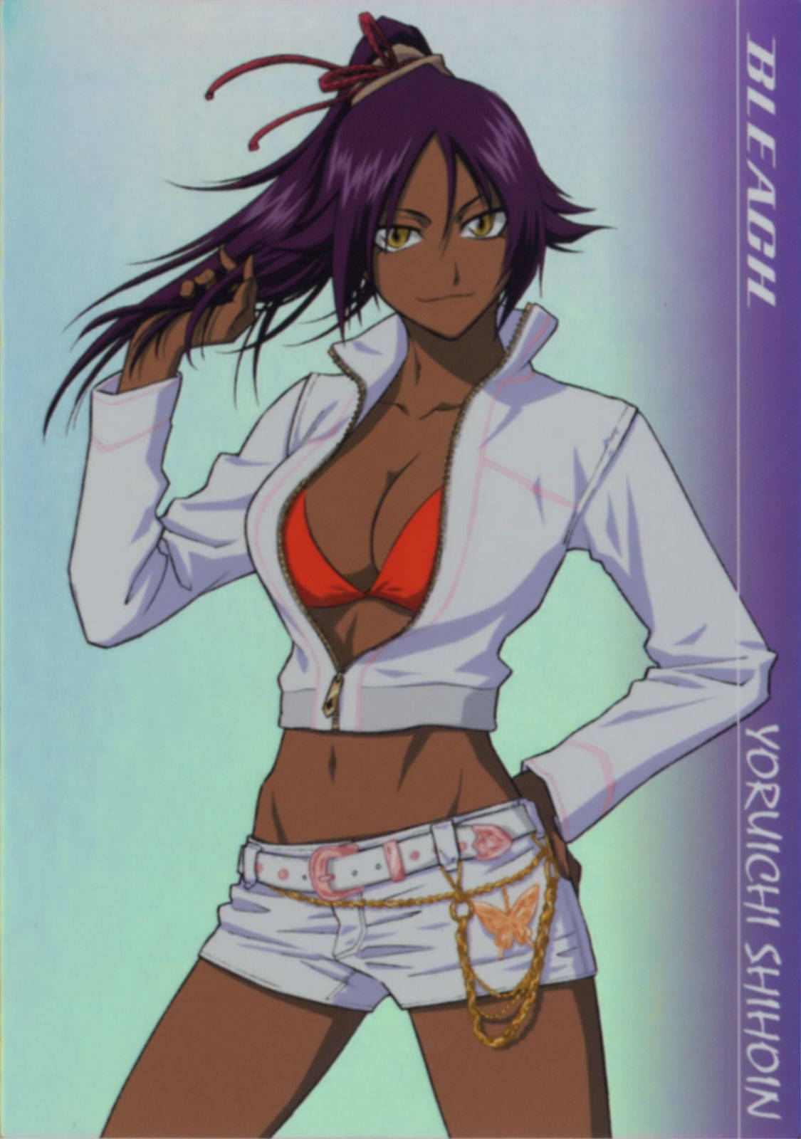 Yoruichi 桌布 壁紙 — 一個自信的動漫女孩，紫色頭髮和黃色眼睛，穿著白色外套和短褲，在漸變藍色背景前擺姿勢。