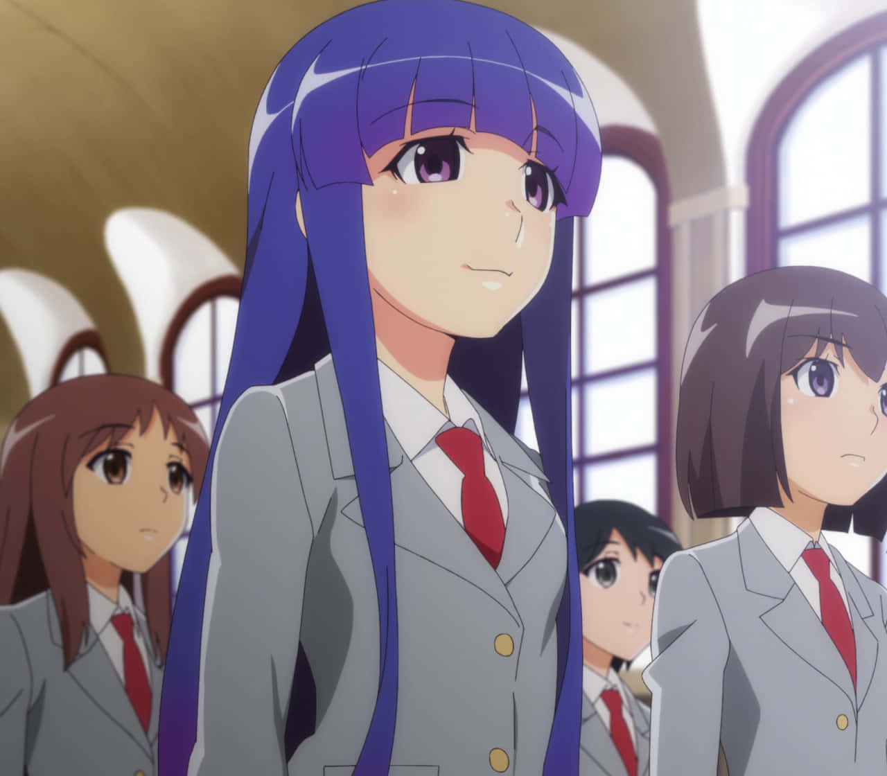 Nanako Kashii 桌布 壁紙 — 一個自信的動漫女孩，長長的紫色頭髮和灰色校服，站在陽光普照的學校大廳中央，兩旁有同學陪伴。