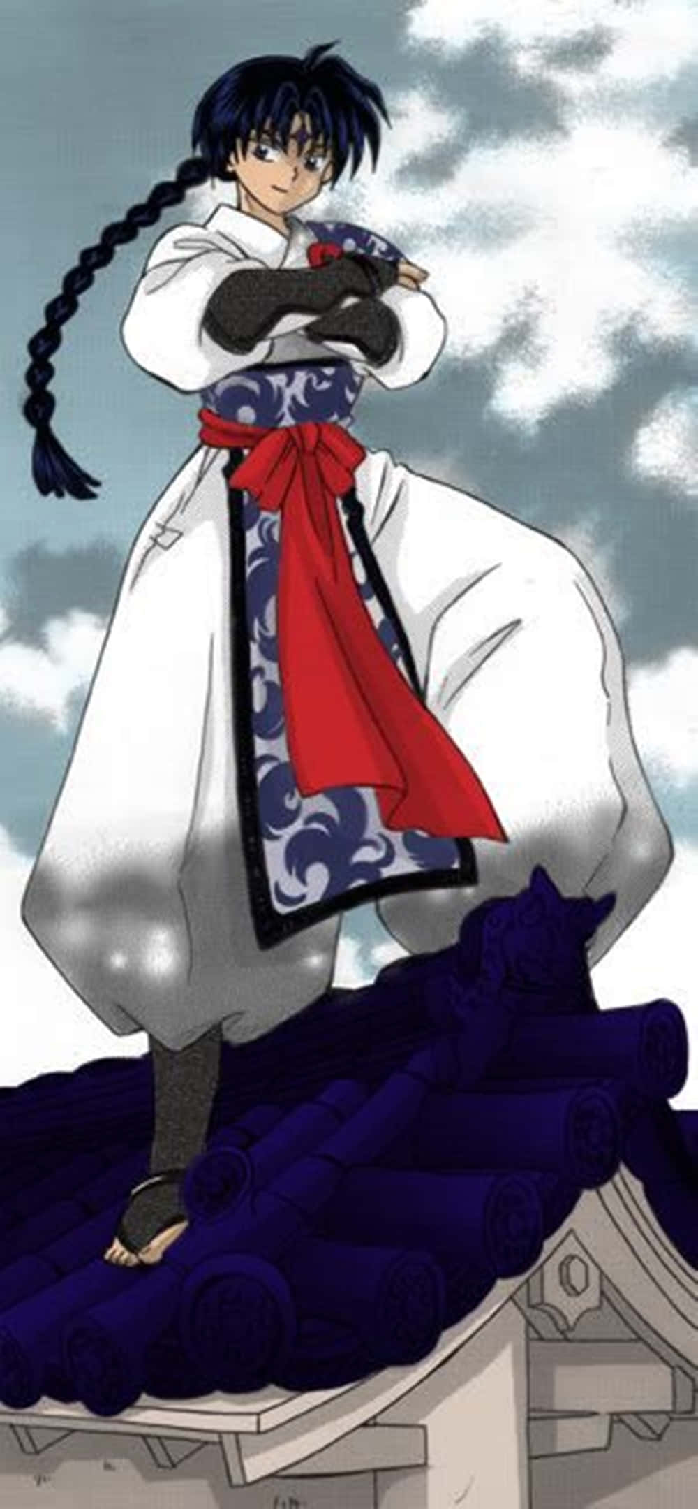 Bankotsu 桌布 壁紙 — 一個自信的動漫女孩，長長的黑辮子，站在深藍色瓦片屋頂上，背景是陰天。