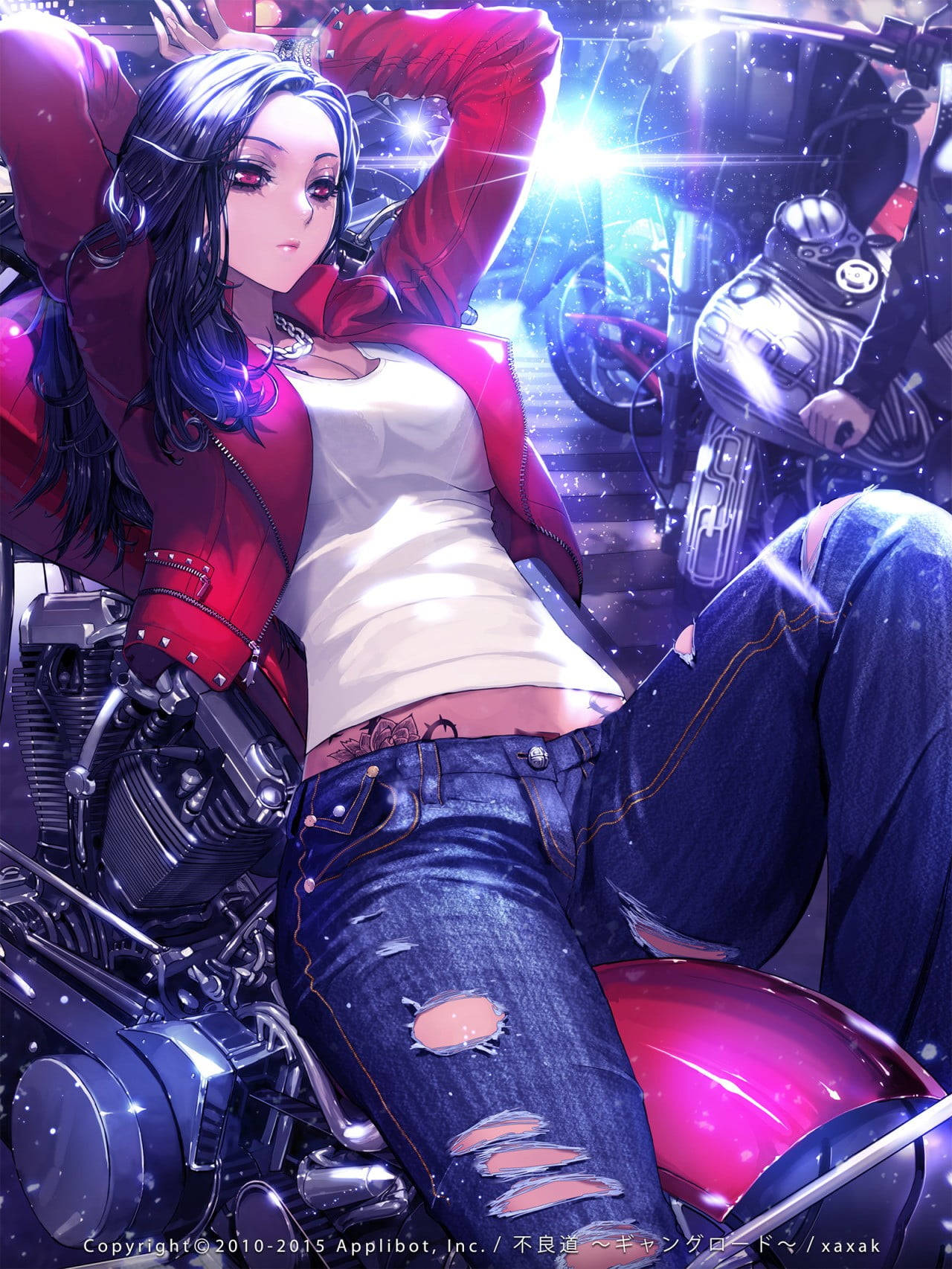動畫女孩 桌布 壁紙 — 一個自信的動漫女孩，黑髮紅眼，在霓虹燈下靠在一輛摩托車上，身處 gritty 的城市夜景中。