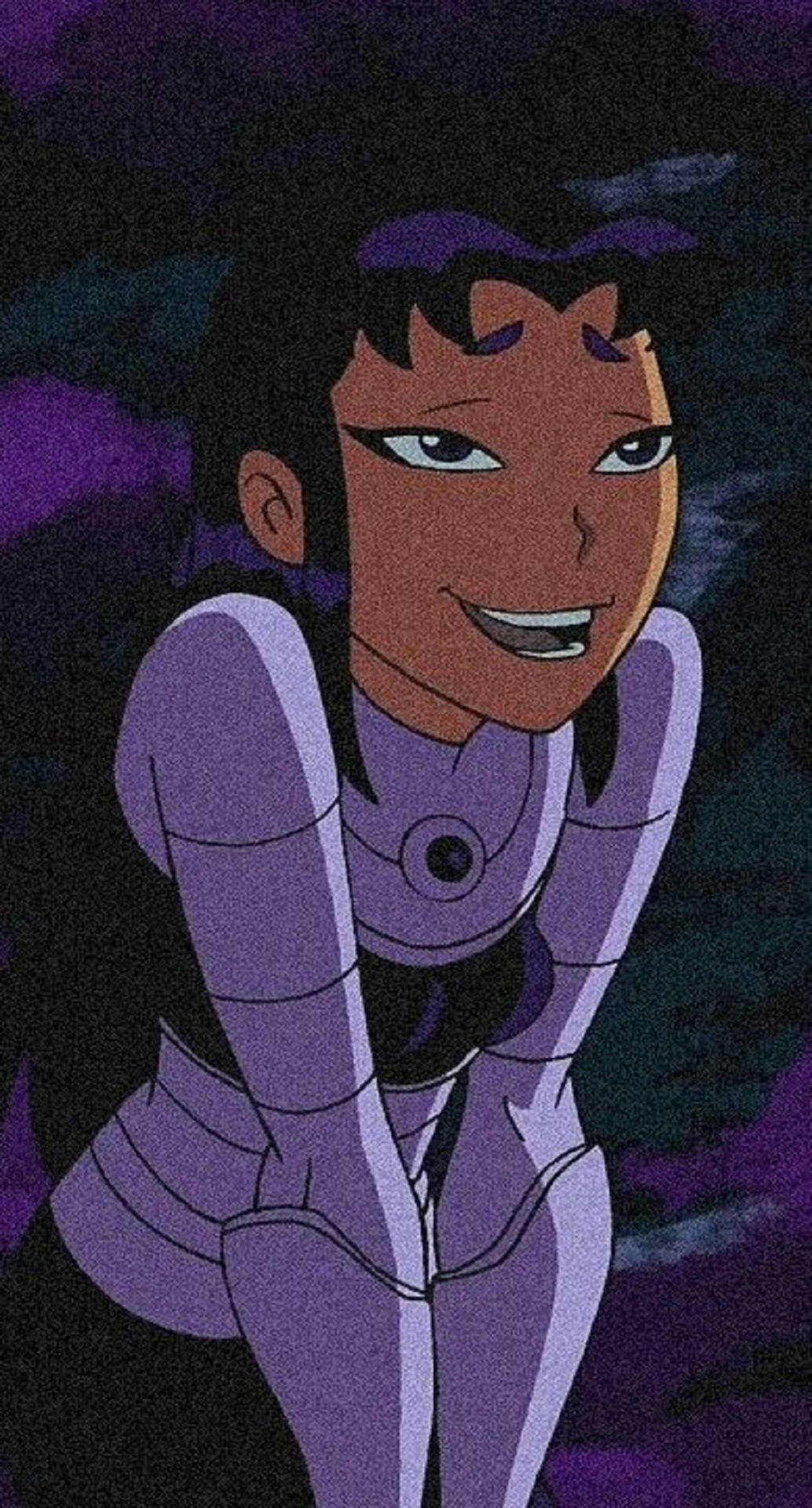 Blackfire 桌布 壁紙 — 一個自信的動漫女孩穿著紫色裝甲服，在深紫色宇宙背景下微笑。