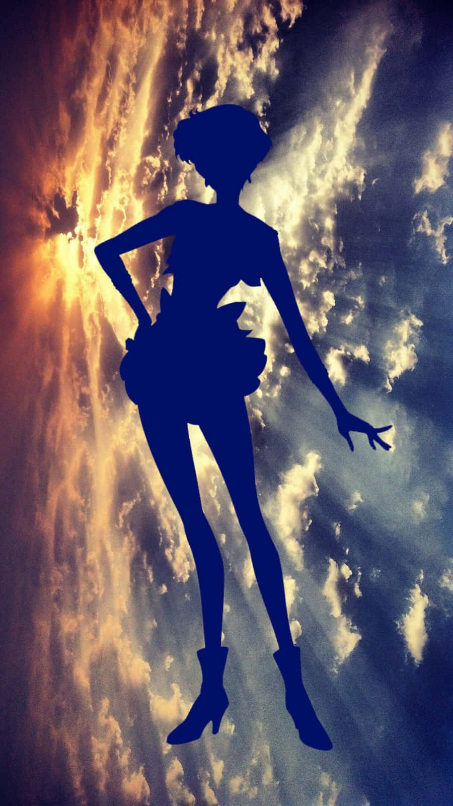 Sailor Uranus 桌布 壁紙 — 一個自信的動漫少女的大膽藍色剪影，站在一個戲劇性的天空前，金色陽光穿過雲層照射下來。