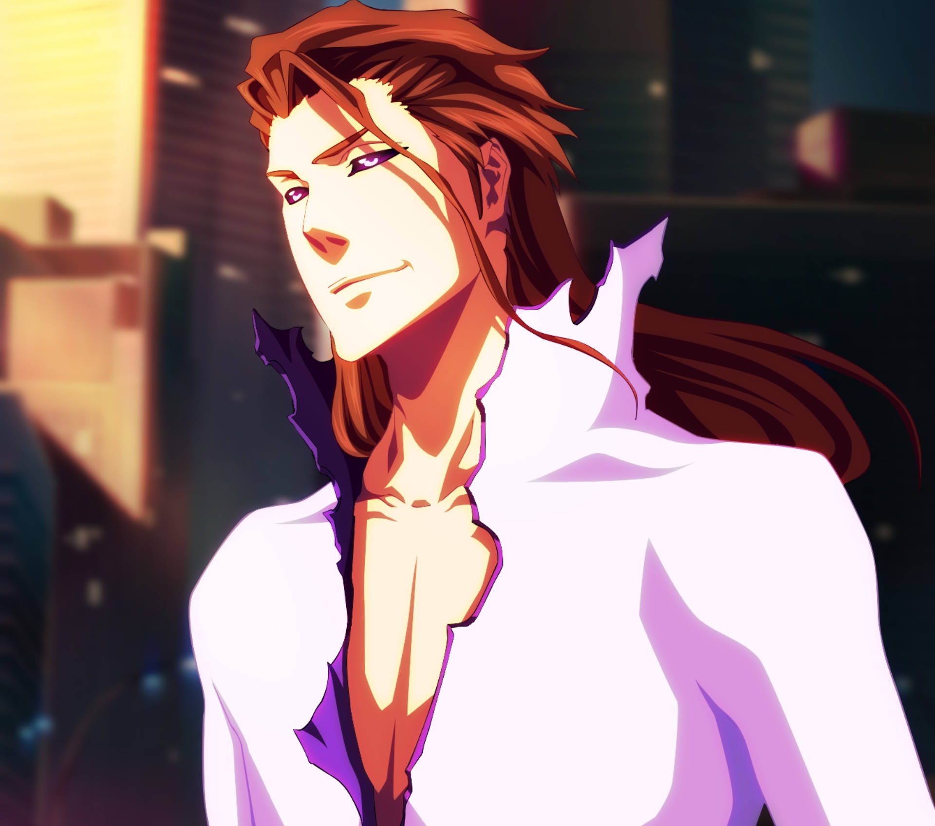 Aizen 桌布 壁紙 — 一個自信的動漫男人，紅髮紫眼，在日落時分的城市景觀中微笑，穿著白色襯衫。
