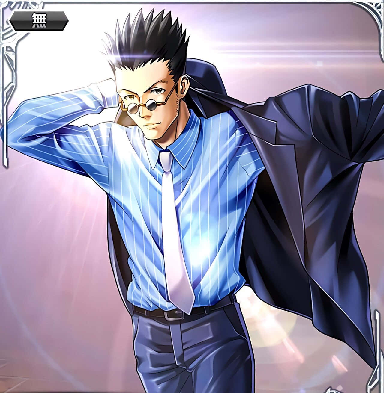 Leorio Paradinight 桌布 壁紙 — 一個自信的動漫男子穿著藍色細條紋襯衫和眼鏡，黑色外套披在肩上，在發光的粉紅色背景前擺出大膽姿勢。