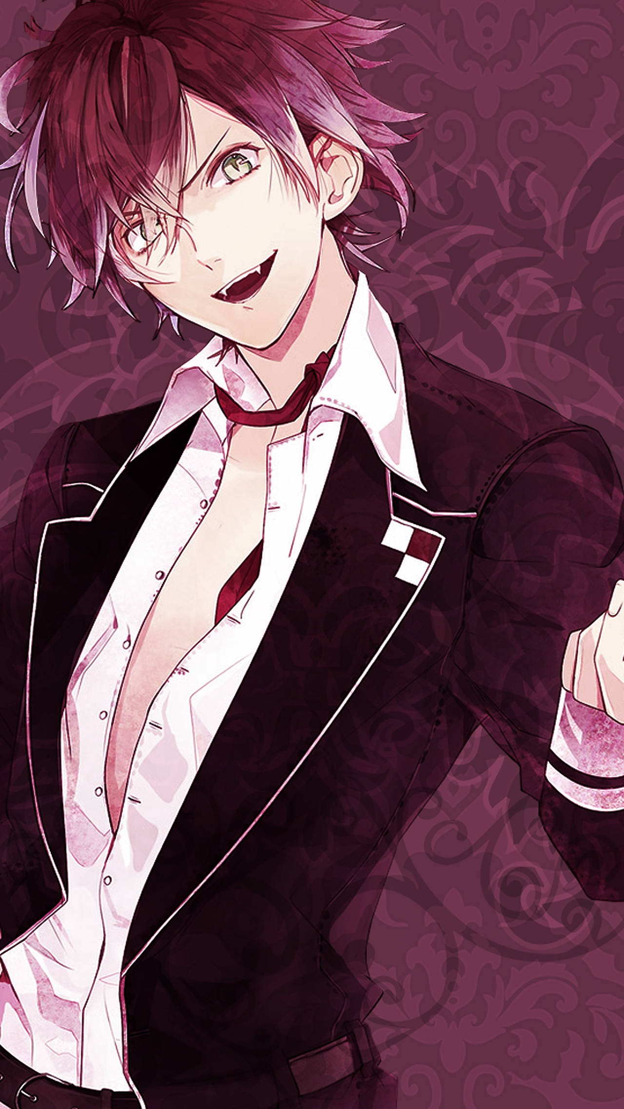 Diabolik Lovers 桌布 壁紙 — 一個自信的動漫男性，擁有尖刺的洋紅色頭髮和銳利的綠色眼睛，穿著黑色西裝，在旋轉的紫色圖案背景前微笑。
