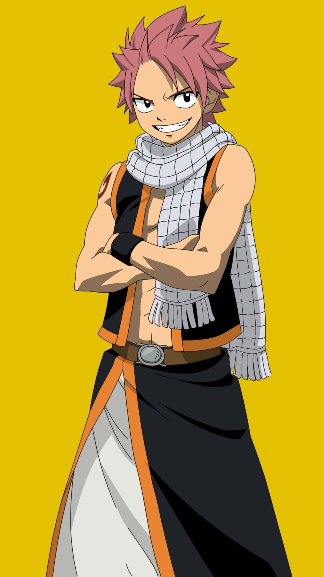 natsu dragneel 桌布 壁紙 — 一個自信的動漫角色，擁有粉紅色尖刺頭髮和灰色圍巾，雙臂交叉站在純黃色背景前。