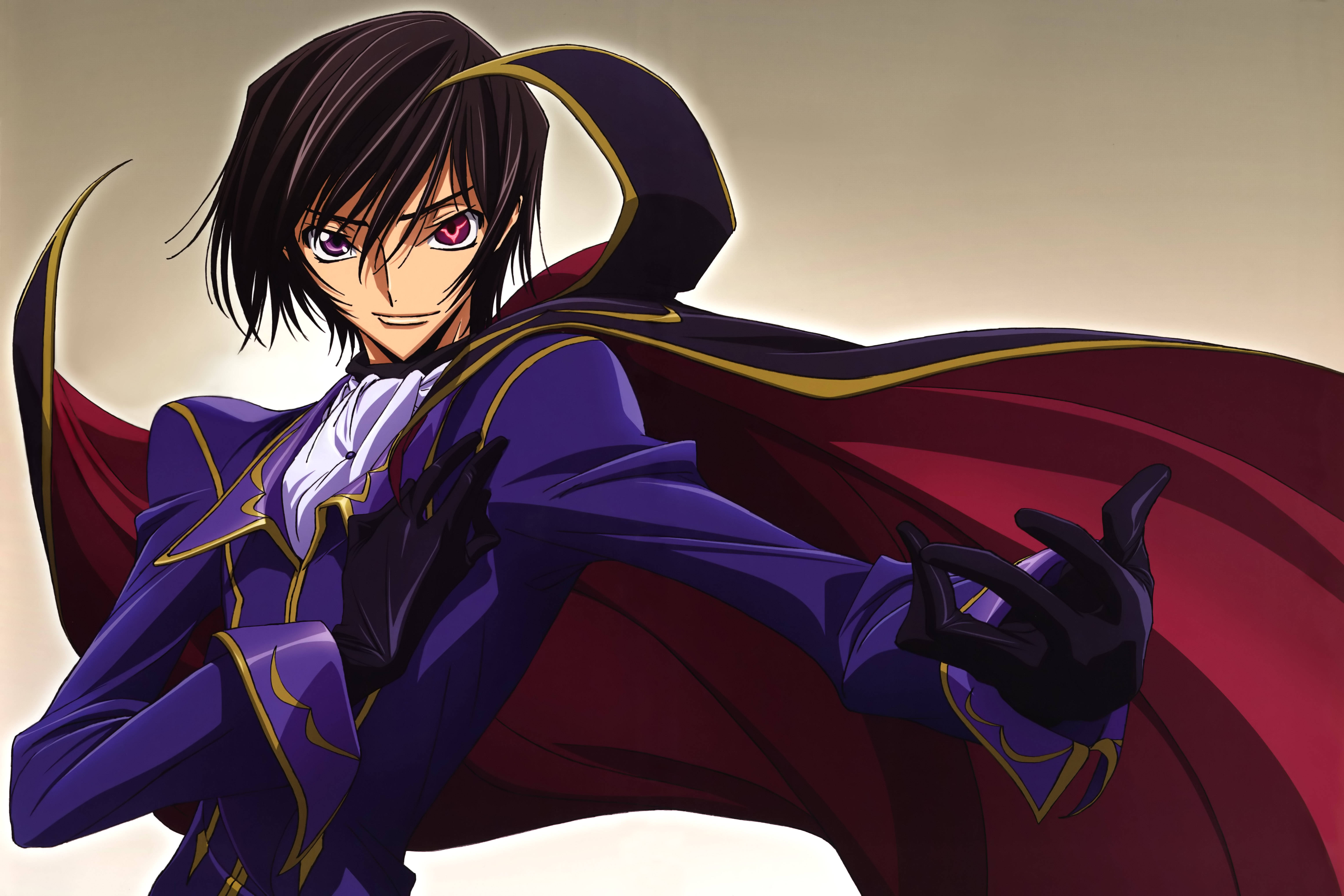 Lelouch 桌布 壁紙 — 一個自信的動漫角色，深色頭髮和紅色眼睛，穿著紫色和紅色的斗篷，在柔和的米色背景前擺出動態姿勢。