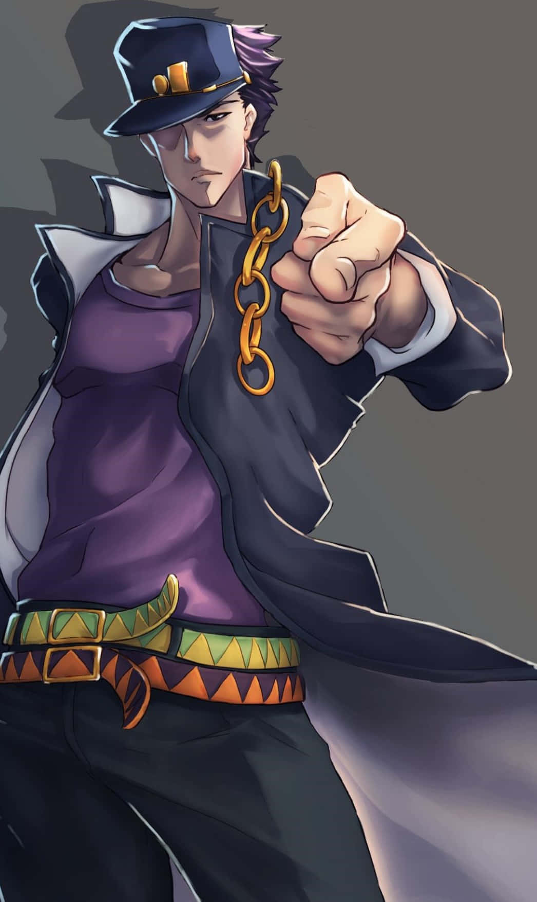 Jotaro 桌布 壁紙 — 一個自信的動漫角色，穿著紫色襯衫和黑色外套，拳頭上掛著一條金鏈，指向灰色背景的前方。