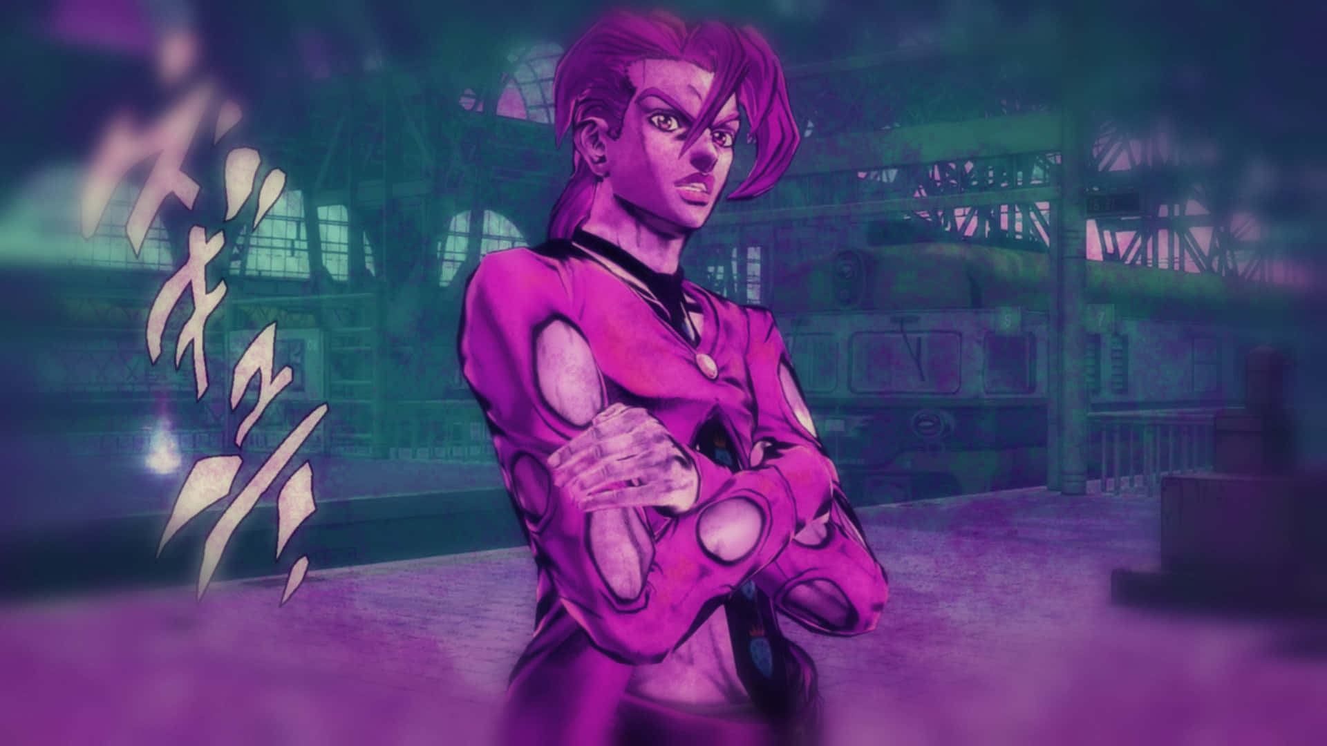 Pannacotta Fugo 桌布 壁紙 — 一個自信的動漫角色，紫色頭髮和服裝，在霓虹燈照亮的工業環境中交叉雙臂站立。