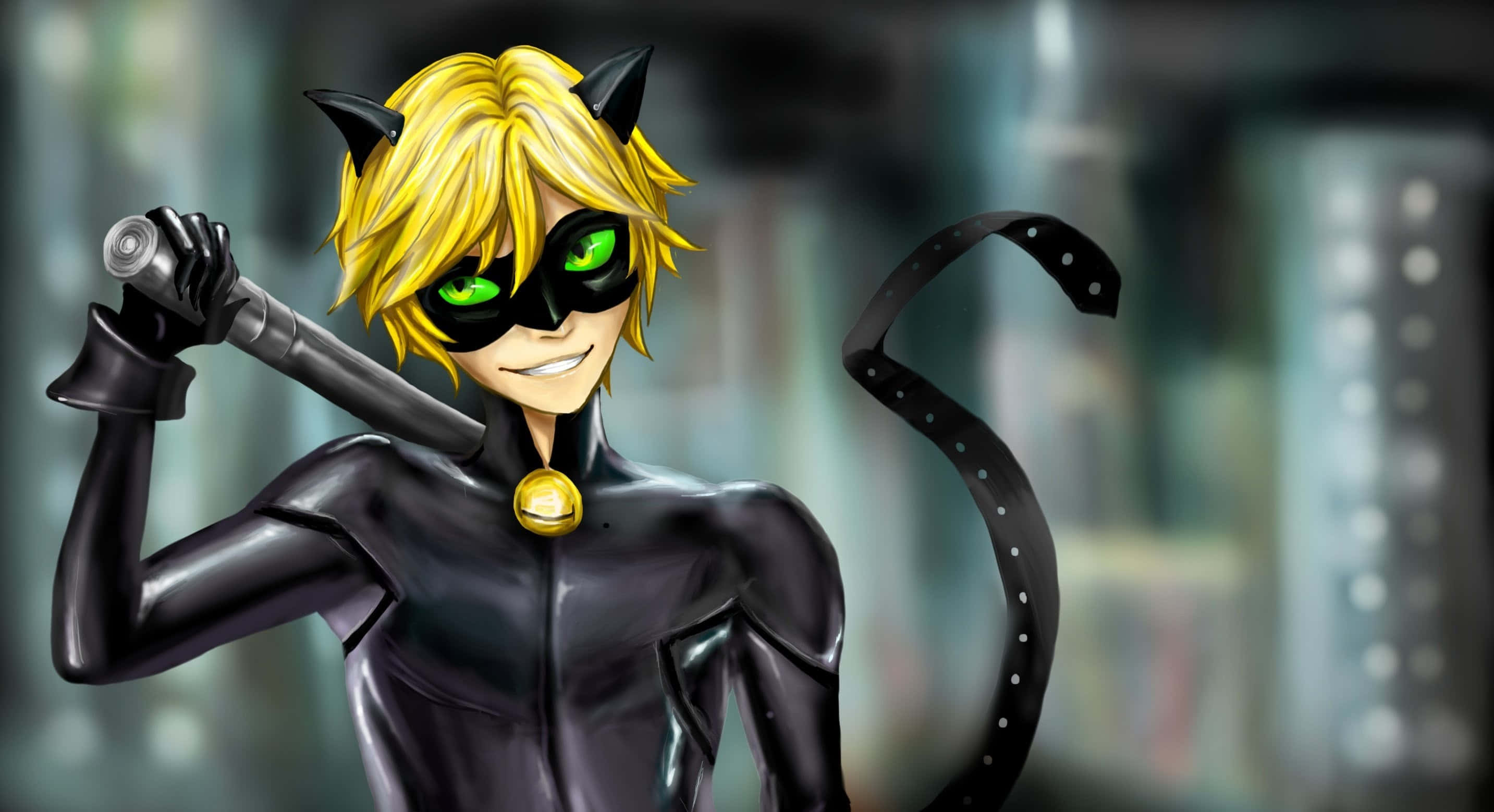 Miraculous 桌布 壁紙 — 一個自信的動漫貓盜賊，金髮綠眼，身穿黑色西裝，在模糊的城市背景下揮舞警棍。