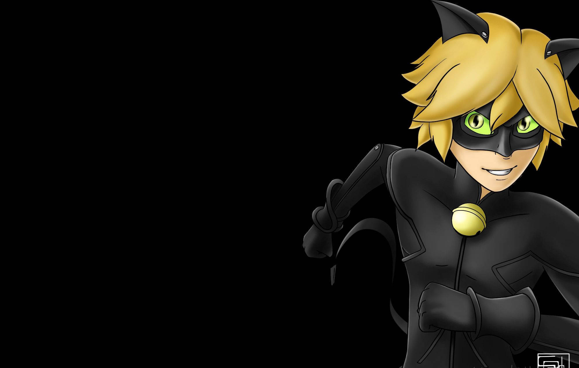 Cat Noir 桌布 壁紙 — 一個自信的動漫貓英雄，金髮綠眼，身穿黑色西裝，站在純黑背景前。
