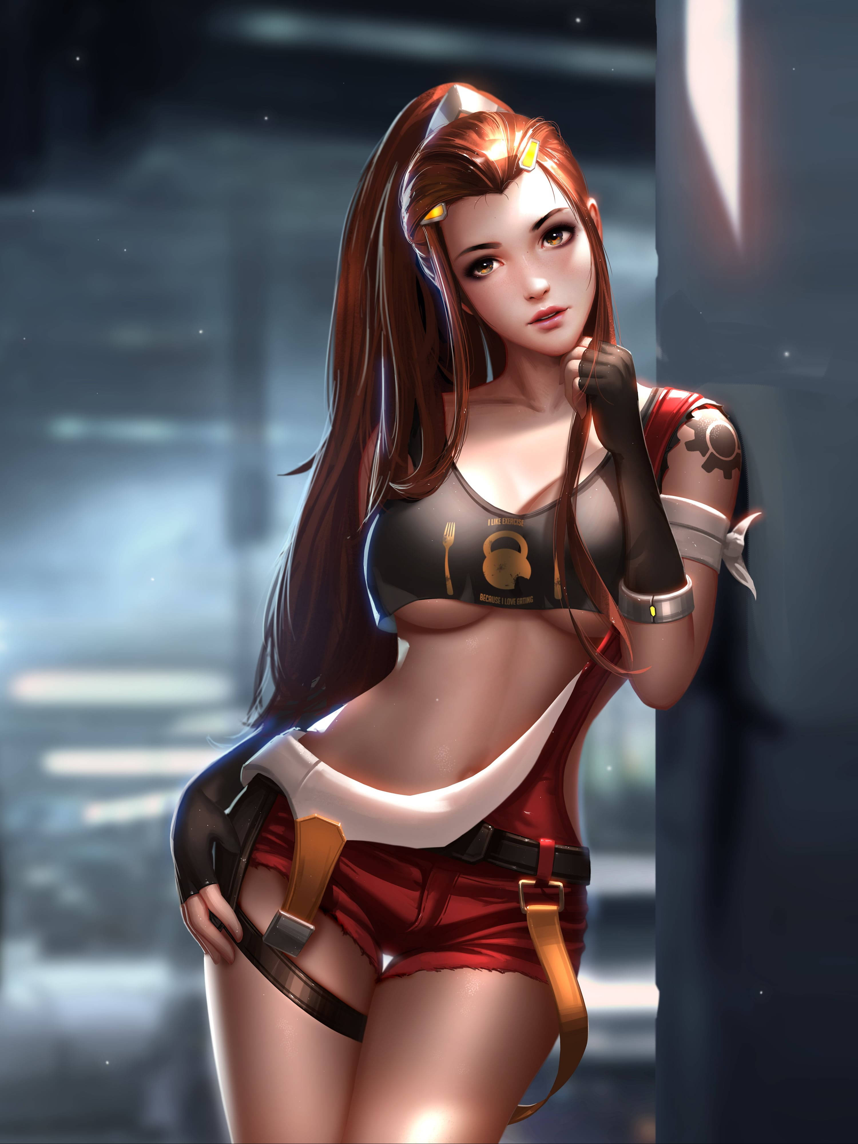 Sexy Anime 桌布 壁紙 — 一個自信的動漫風格女性角色，長長的紅頭髮，靠在一根柱子上，背景是未來城市環境。