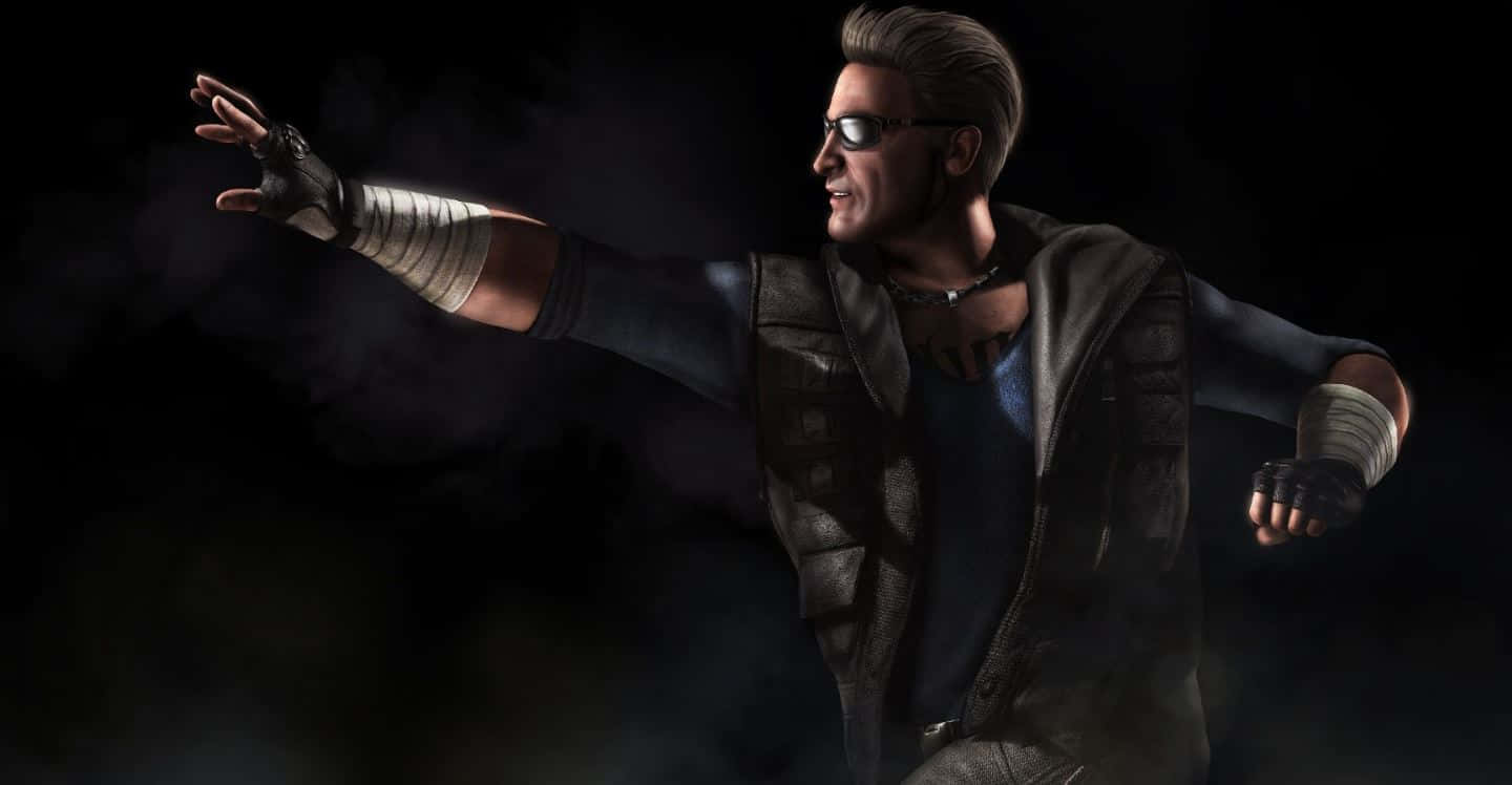 Johnny Cage 桌布 壁紙 — 一個自信的動畫男子，身穿皮背心和太陽眼鏡，在黑暗煙霧背景中擺出動感姿勢。
