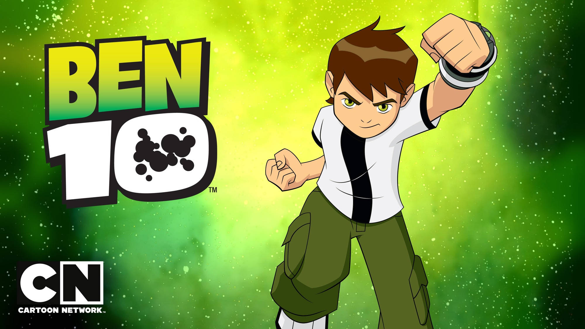 Ben 10 桌布 壁紙 — 一個自信的動畫男孩穿著白襯衫和綠褲，在發光的綠色宇宙背景前舉起手腕裝置，帶有Ben 10標誌。