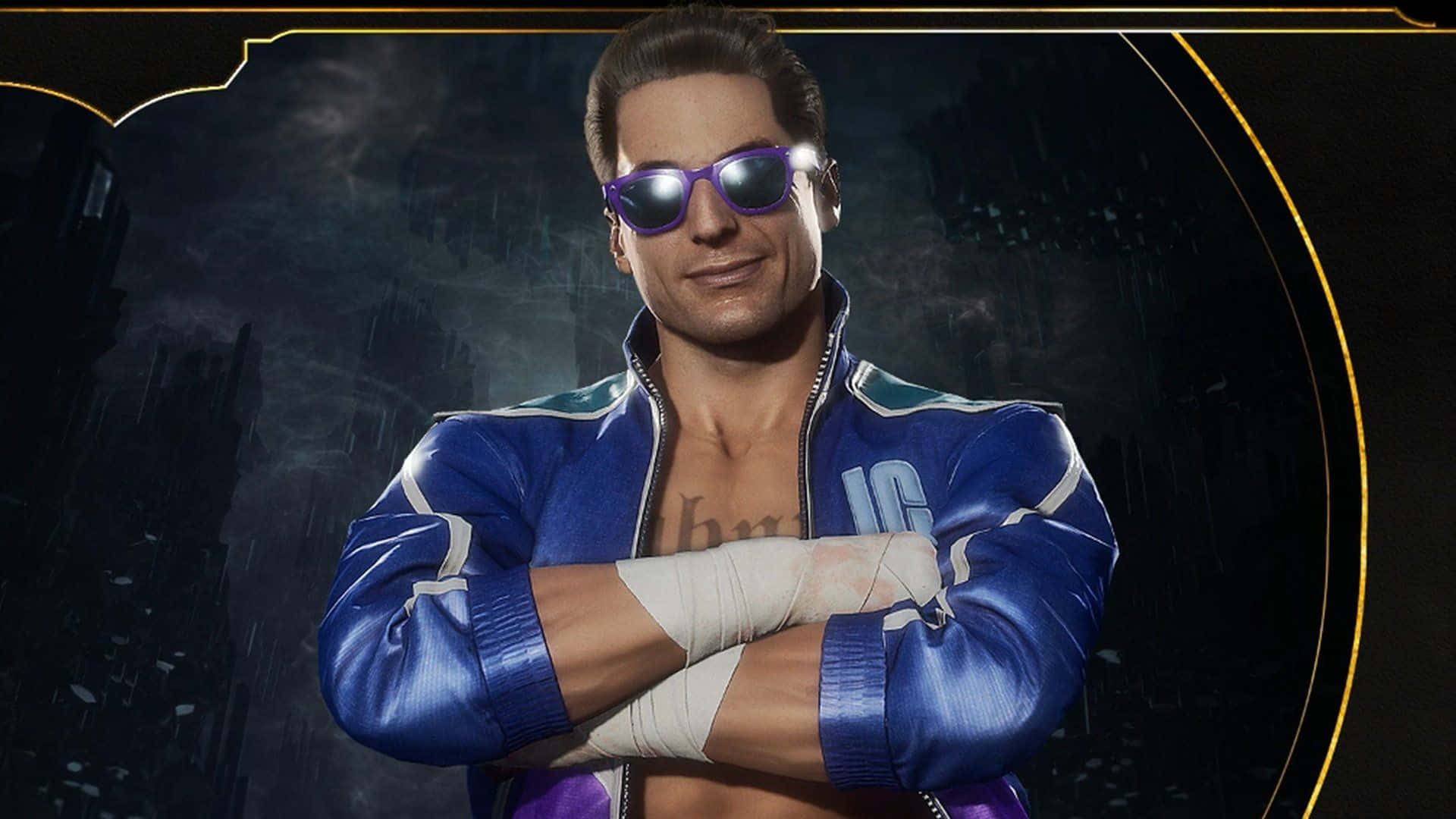 Johnny Cage 桌布 壁紙 — 一個自信的戰士穿著藍色外套和紫色太陽眼鏡，在雨中的城市背景下交叉雙臂站立。