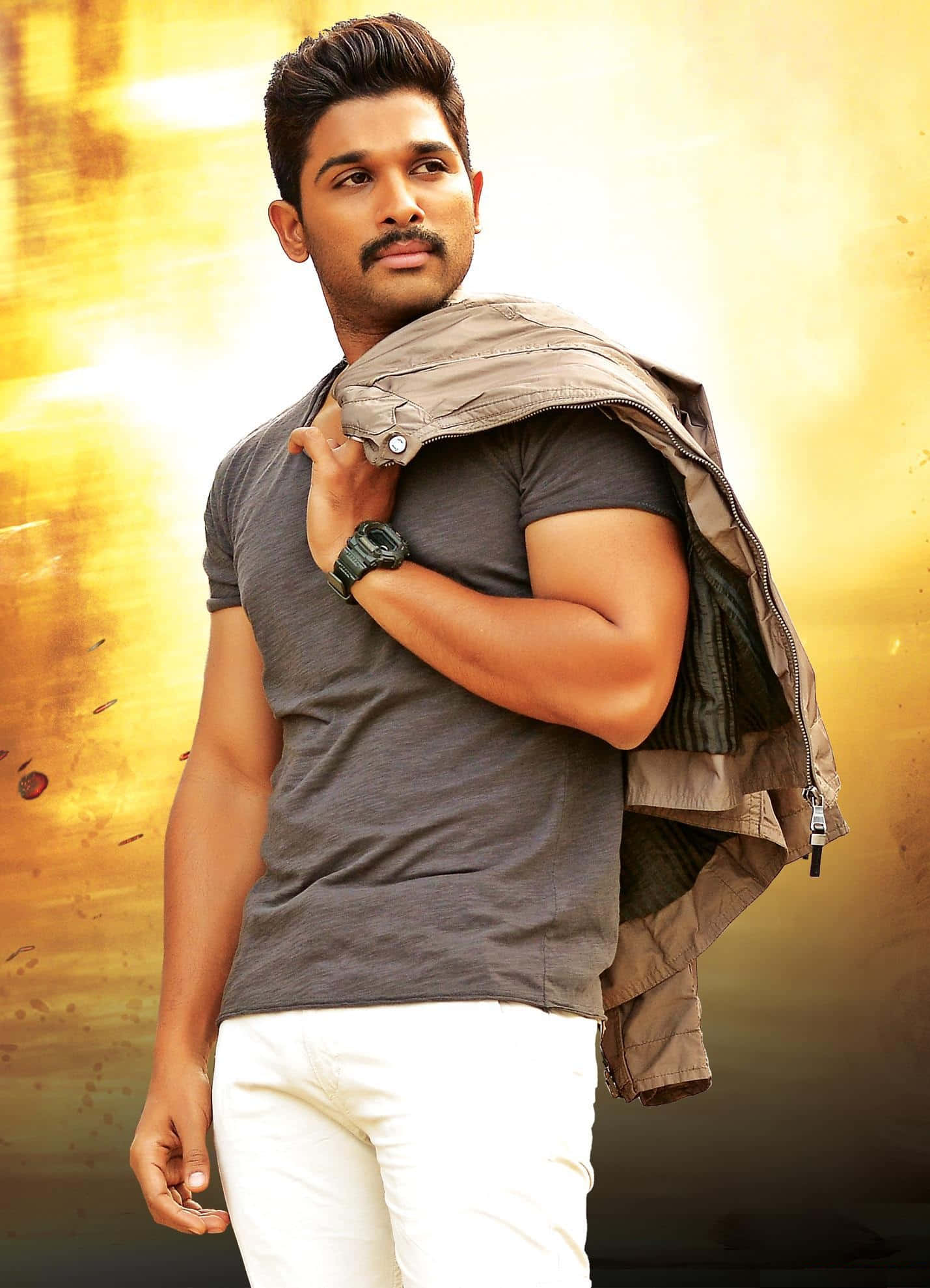 Allu Arjun 桌布 壁紙 — 一個自信的男人留著鬍子，將外套搭在肩上，背景是溫暖的金色紋理。