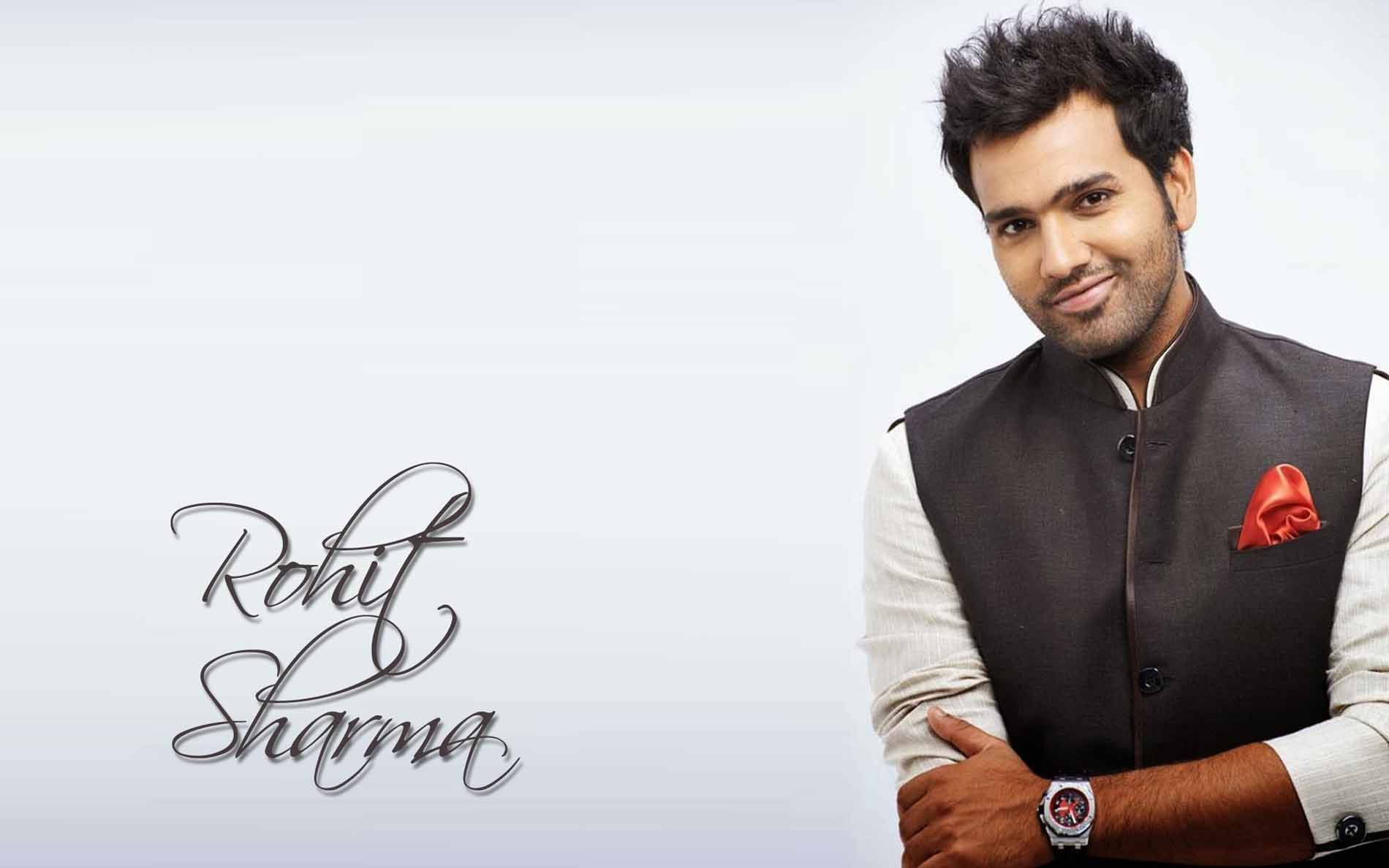 Rohit Sharma 桌布 壁紙 — 一個自信的男人穿著深色背心和白色襯衫，在柔和的漸變背景上微笑，他的名字優雅地書寫著。