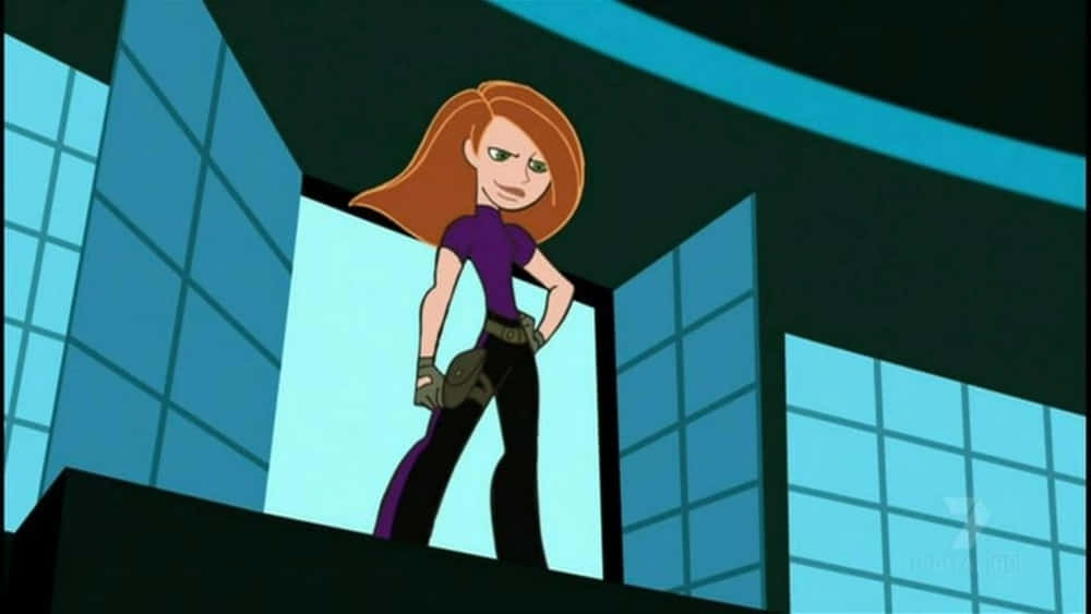 kim possible 桌布 壁紙 — 一個自信的紅髮動漫女孩穿著紫色和黑色，站在一個身後有藍色窗戶的陽台上。