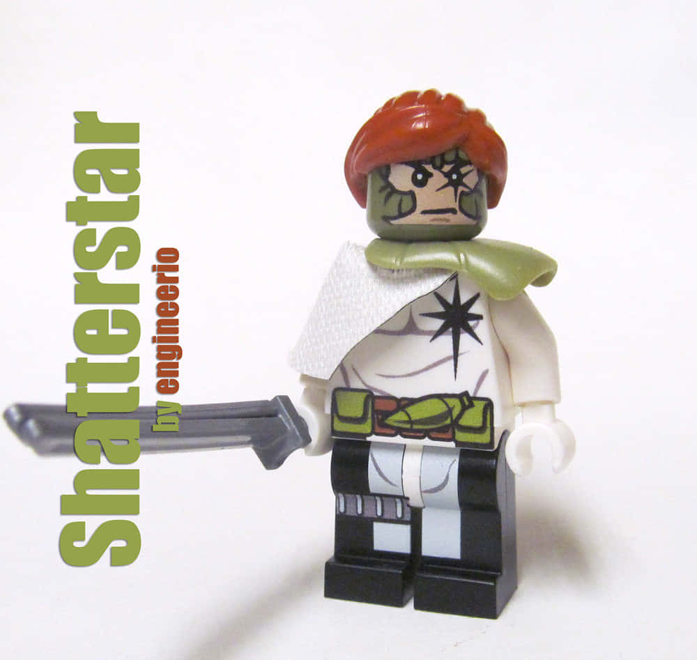 Shatterstar 桌布 壁紙 — 一個自訂的LEGO人偶，擁有紅髮、綠臉和星星標誌，在純白色背景前揮舞著劍。