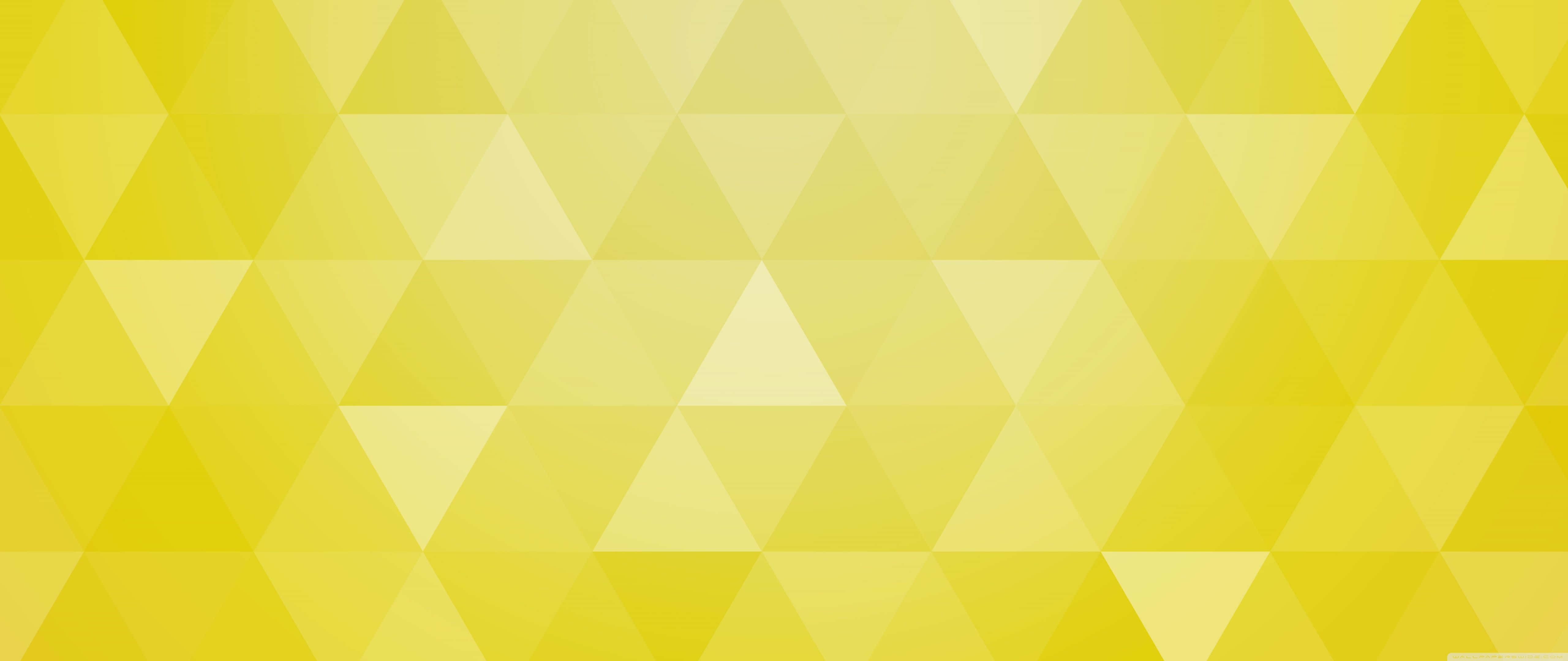 Geometric Desktop 桌布 壁紙 — 一個舒緩的抽象桌布，由重疊的黃色三角形以不同色調組成，形成柔和的幾何圖案。
