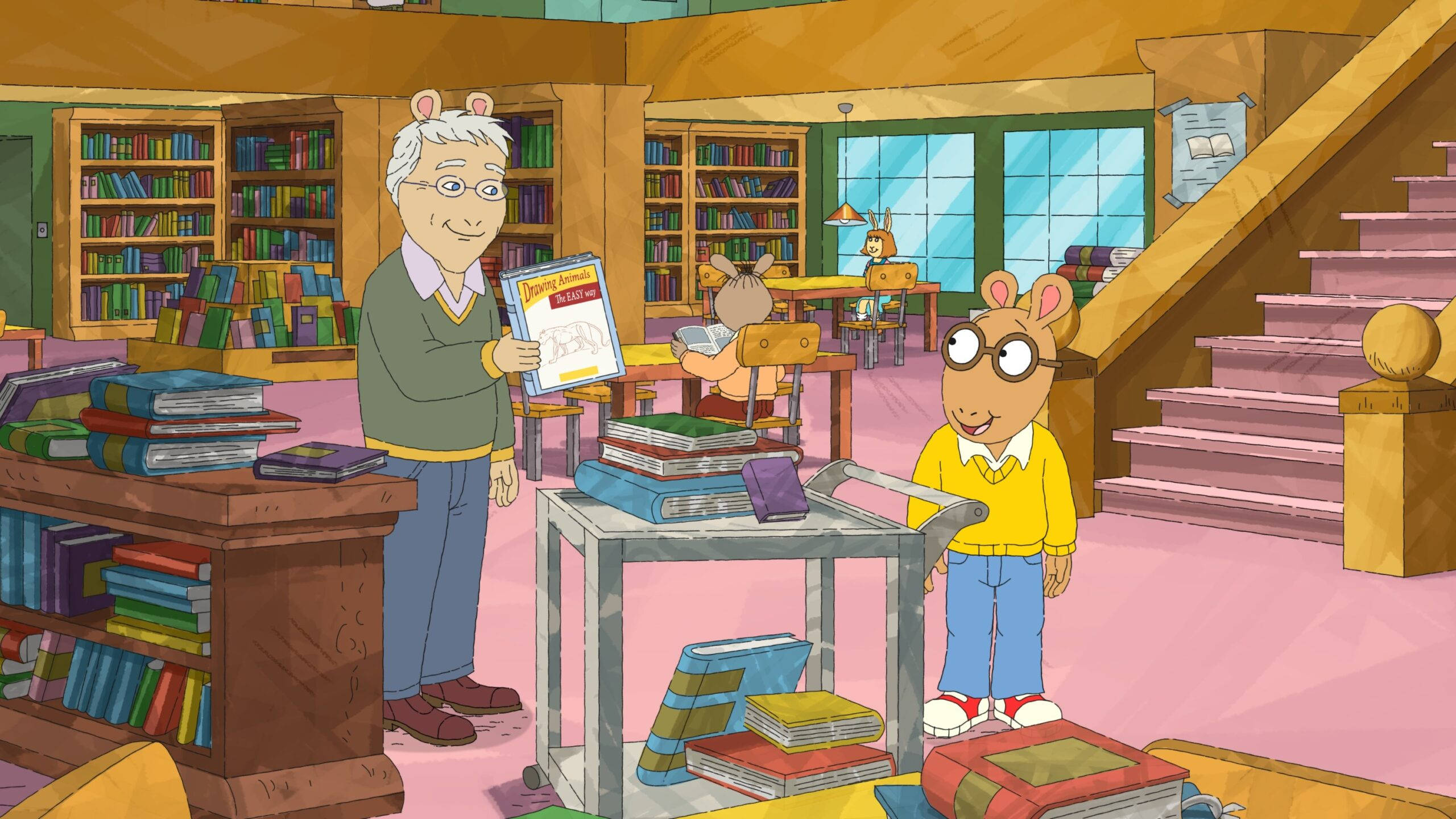 Arthur 桌布 壁紙 — 一個舒適圖書館中的動畫場景，一隻穿著黃色毛衣的小老鼠站在書車旁，而一隻較年長的老鼠正舉起一本書。