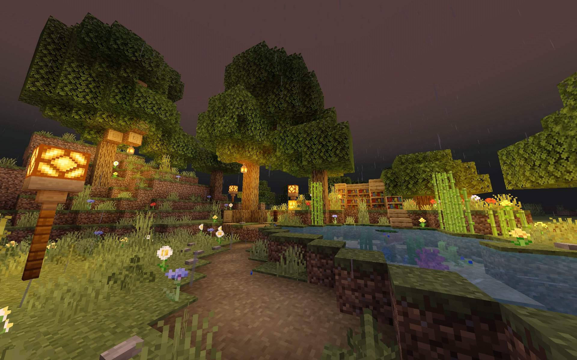 公園 桌布 壁紙 — 一個舒適的Minecraft村莊夜晚，發光的燈籠照亮樹木和池塘，天空下著雨。