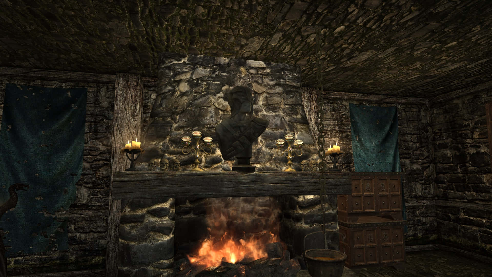 Thieves Guild 桌布 壁紙 — 一個舒適的中世紀石壁爐，溫暖的火焰劈啪作響，兩旁有燭台和木製壁爐架上的半身像。