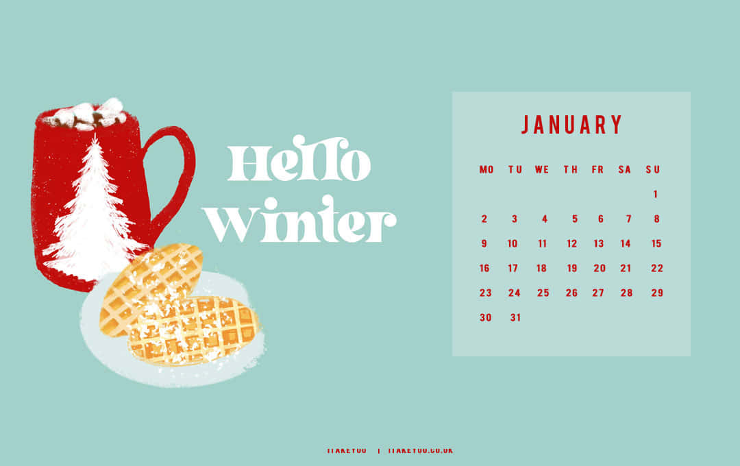 Hello January 桌布 壁紙 — 一個舒適的冬季主題桌布，紅色杯子裡有松樹和棉花糖，旁邊是金色鬆餅和一月日曆。