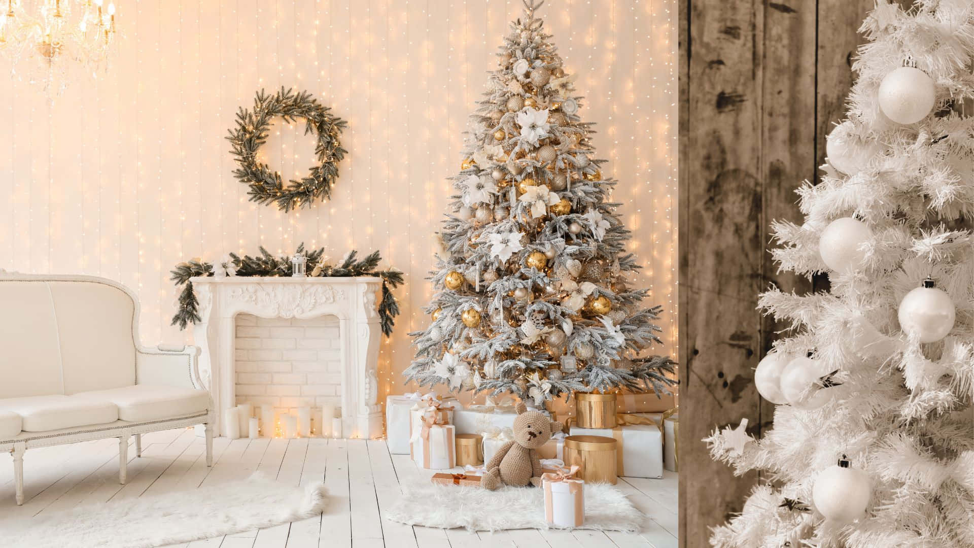 Christmas Living Room 桌布 壁紙 — 一個舒適的冬季客廳，有一棵灑滿雪的聖誕樹，飾以金色裝飾品和白色花朵，旁邊是壁爐，上有花環和閃爍的燈光。