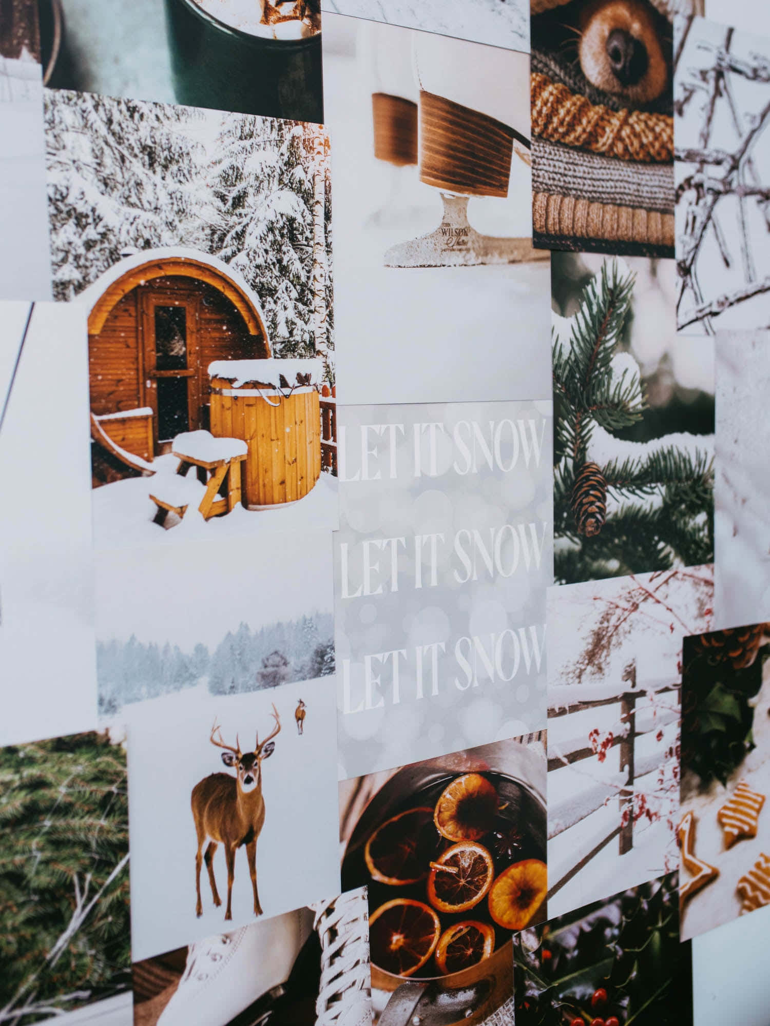 雪景 桌布 壁紙 — 一個舒適的冬季拼貼畫，以雪覆蓋的小屋、鹿、松果、熱飲和節日文字為特色，背景是雪白的森林。