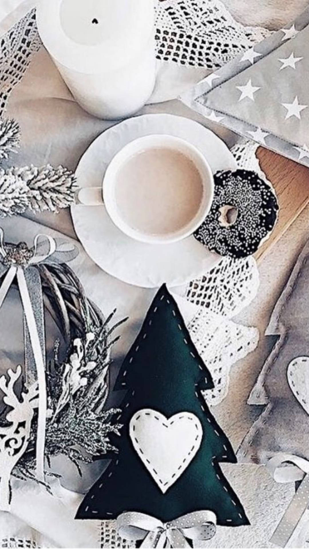 Cozy 桌布 壁紙 — 一個舒適的冬日餐桌場景，有一杯茶、蠟燭和一個裝飾著心形的節日氈樹。