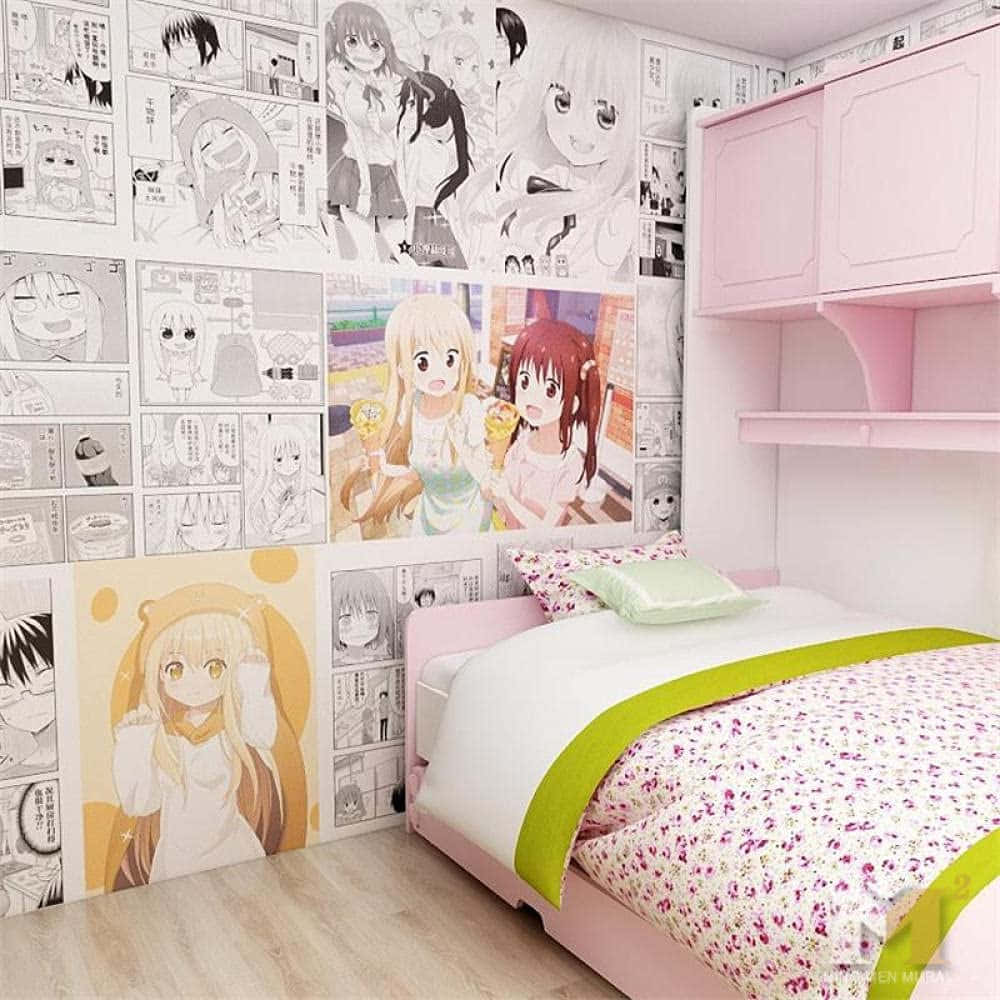 Cute Anime Bedroom 桌布 壁紙 — 一個舒適的動漫主題臥室，配有粉紅色家具和覆蓋著漫畫面板和色彩繽紛的動漫角色插圖的牆壁。