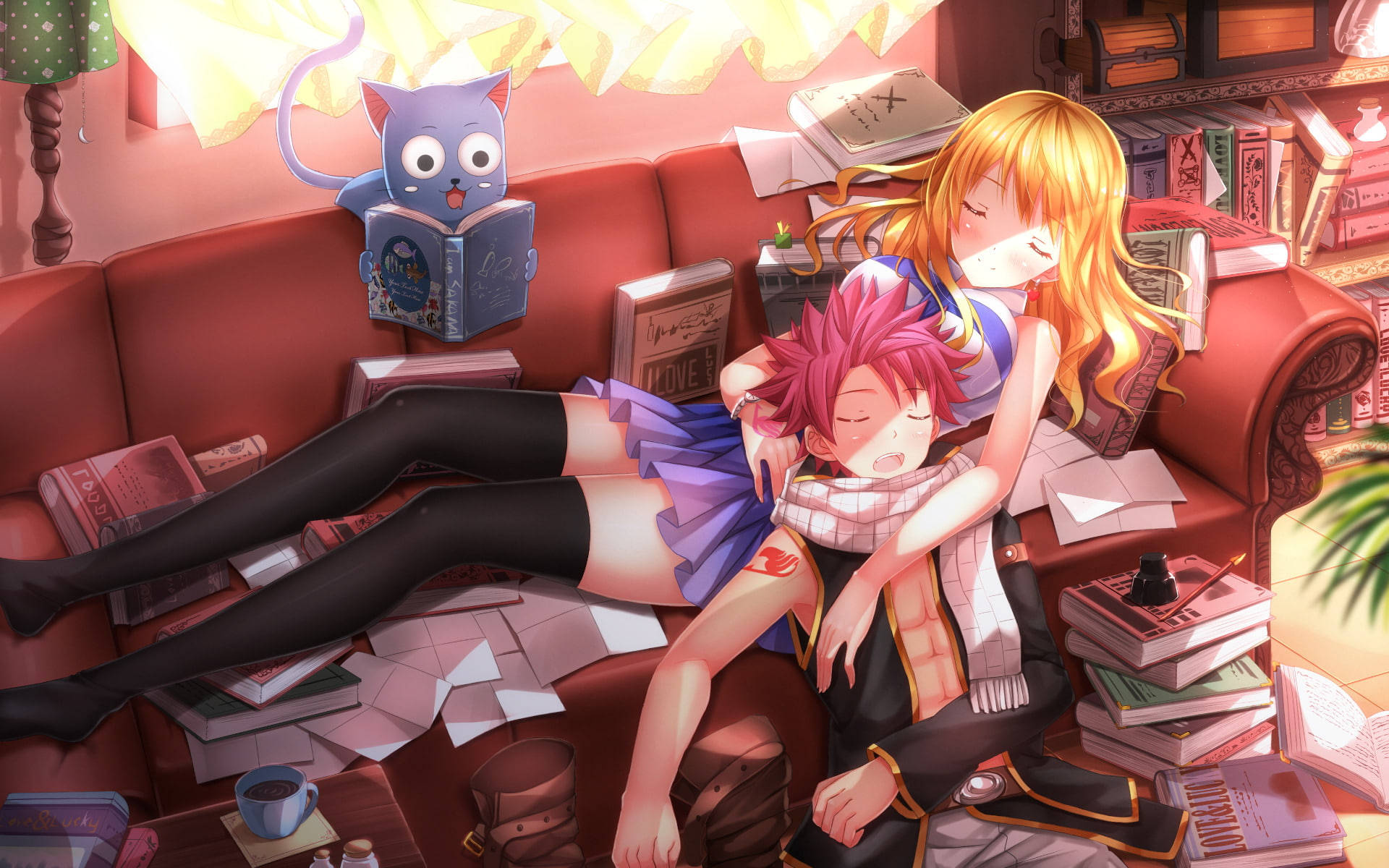 Fairy Tail Characters 桌布 壁紙 — 一個舒適的動漫場景，一個女孩在紅色沙發上靠在一個男孩身上打盹，周圍是書本和一隻正在閱讀的貓。