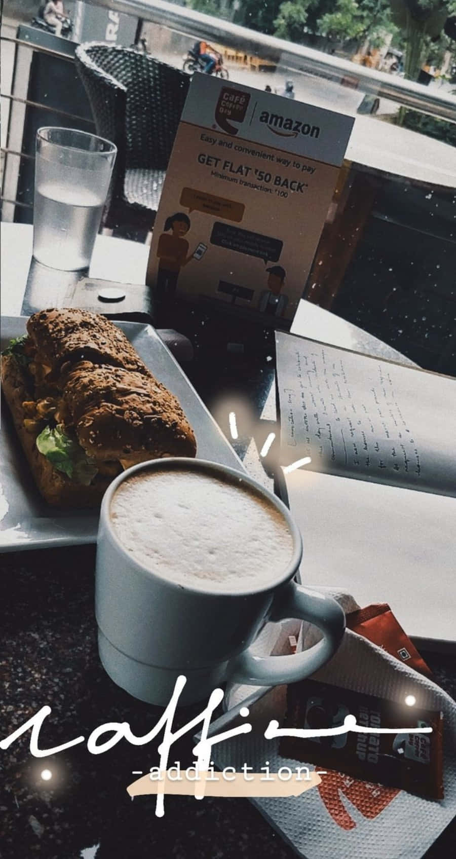 Instagram Story 桌布 壁紙 — 一個舒適的咖啡館場景，一杯泡沫咖啡、三明治和一本打開的書放在深色桌子上，窗外下著雨。