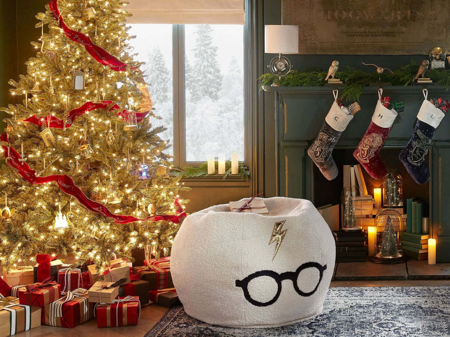 Christmas At Hogwarts 桌布 壁紙 — 一個舒適的哈利波特主題客廳，配有發光的聖誕樹和一個帶有眼鏡和閃電圖案的豆袋椅。