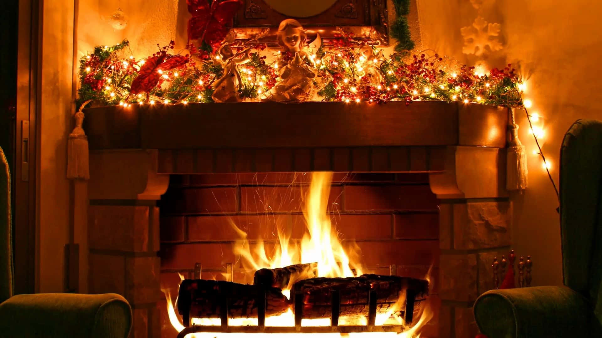 Christmas Lights Aesthetic 桌布 壁紙 — 一個舒適的壁爐發出噼啪聲，溫暖的火焰跳動，節日燈飾和假日裝飾在壁爐架上閃耀。