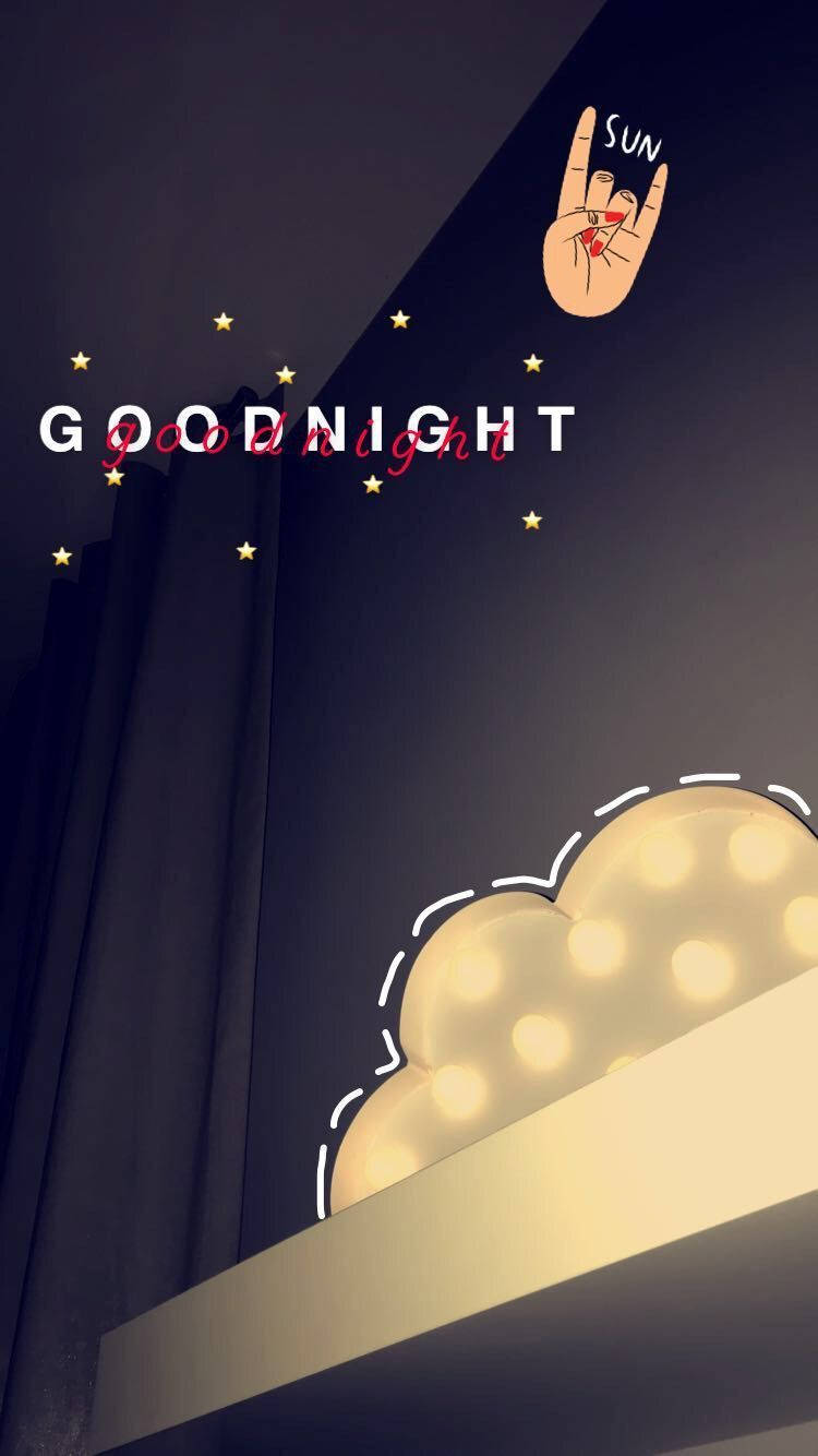 Good Night 桌布 壁紙 — 一個舒適的夜晚場景，有一個發光的雲燈、深色窗簾和一個被星星包圍的手勢說「太陽」。