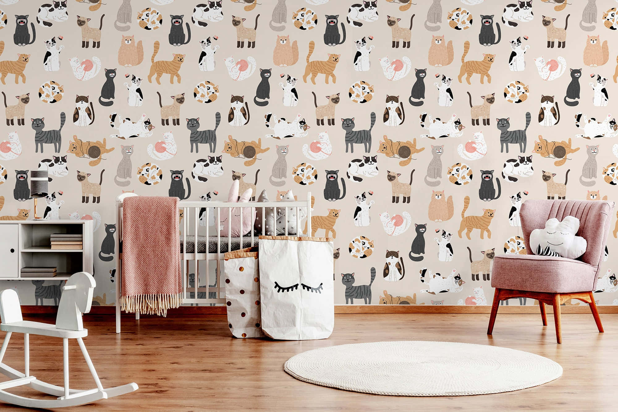 Cute Cat Pattern 桌布 壁紙 — 一個舒適的嬰兒房，配有貓咪圖案壁紙、木地板、白色嬰兒床、粉紅色扶手椅和搖椅。