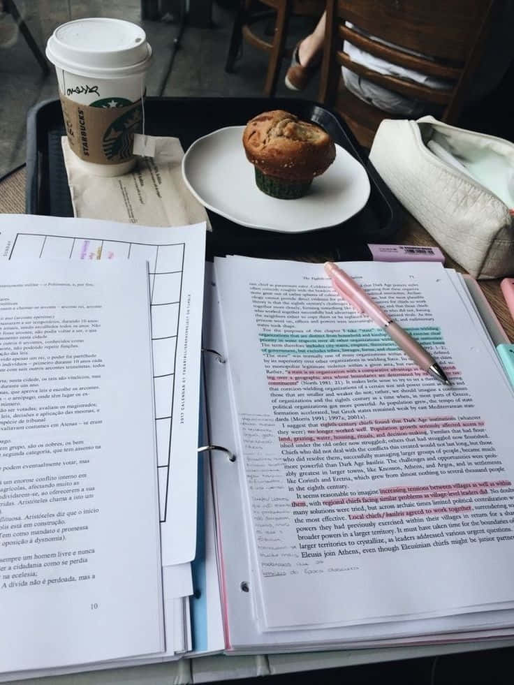 書桌 桌布 壁紙 — 一個舒適的學習場景，木桌上放著打開的教科書、咖啡杯和一支筆。