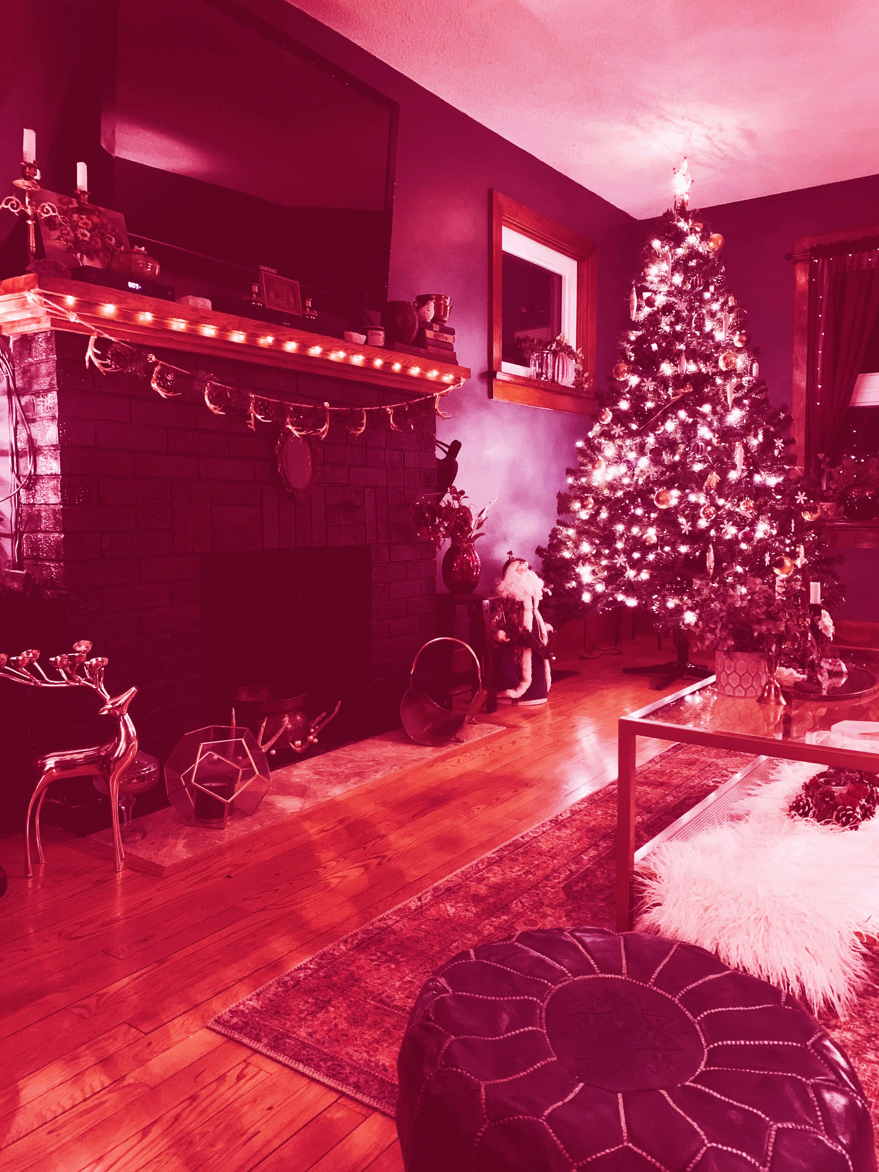 Vintage Christmas 桌布 壁紙 — 一個舒適的客廳，沐浴在溫暖的紅光中，來自閃爍的聖誕樹和壁爐架裝飾。